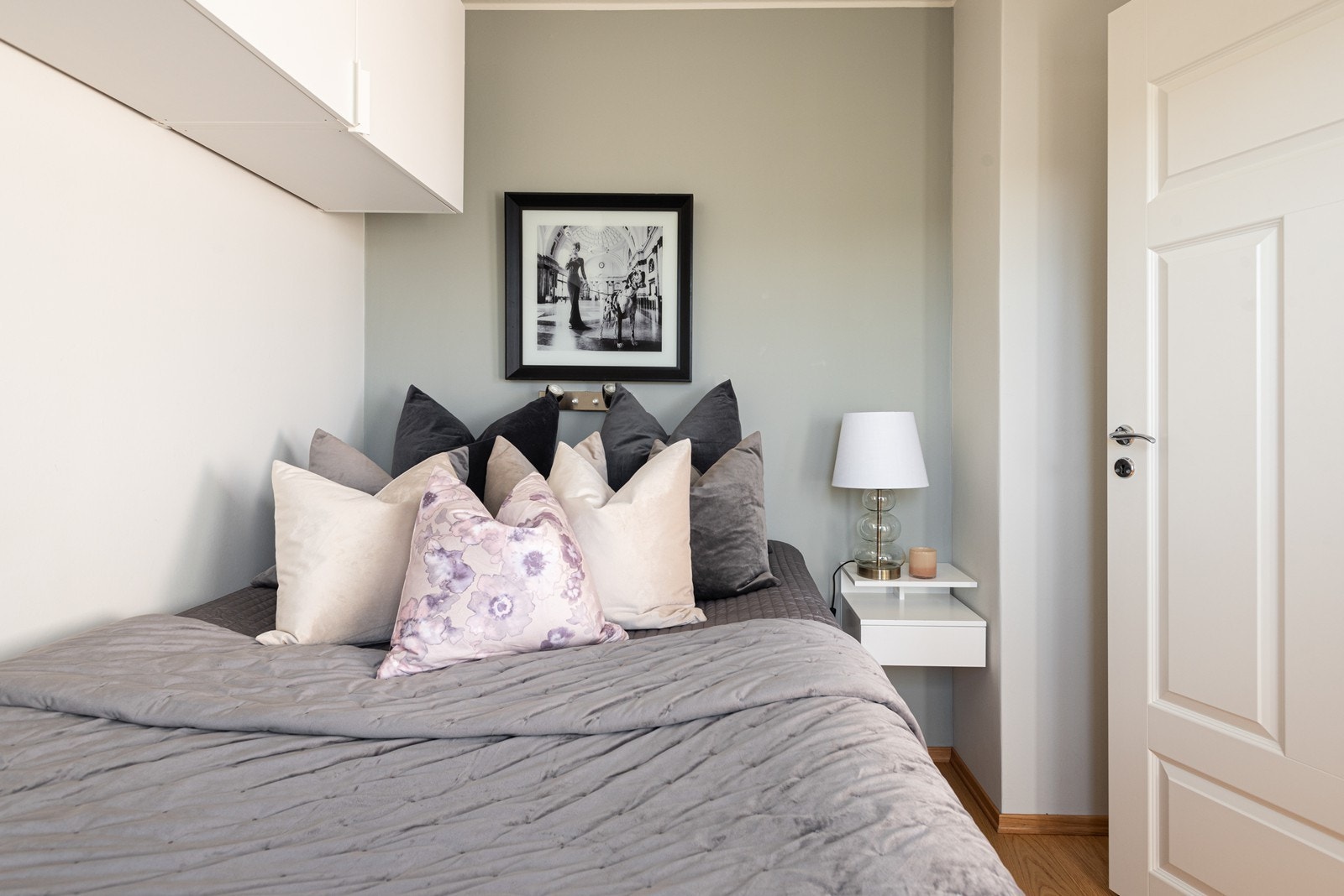 Innbydende og romslig soverom med god plass til dobbeltseng med tilhørende nattbord Galleribilde