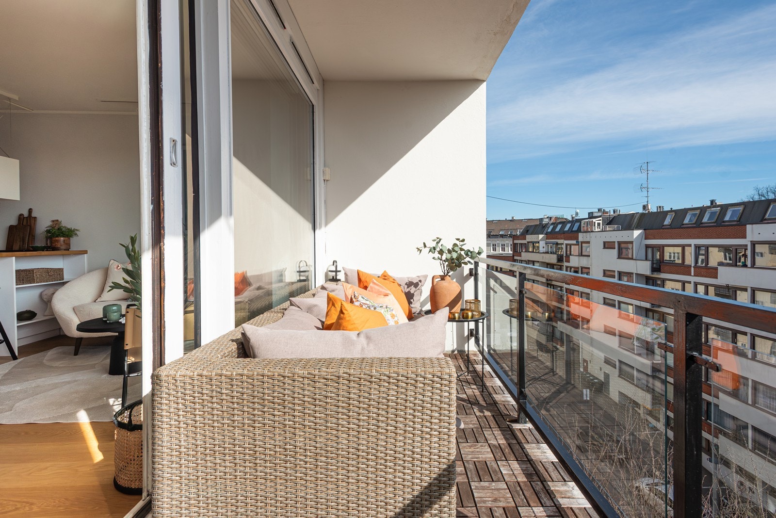 Fra stuen har du utgang til en 5 m² balkong med god plass til utemøbler og planter Galleribilde