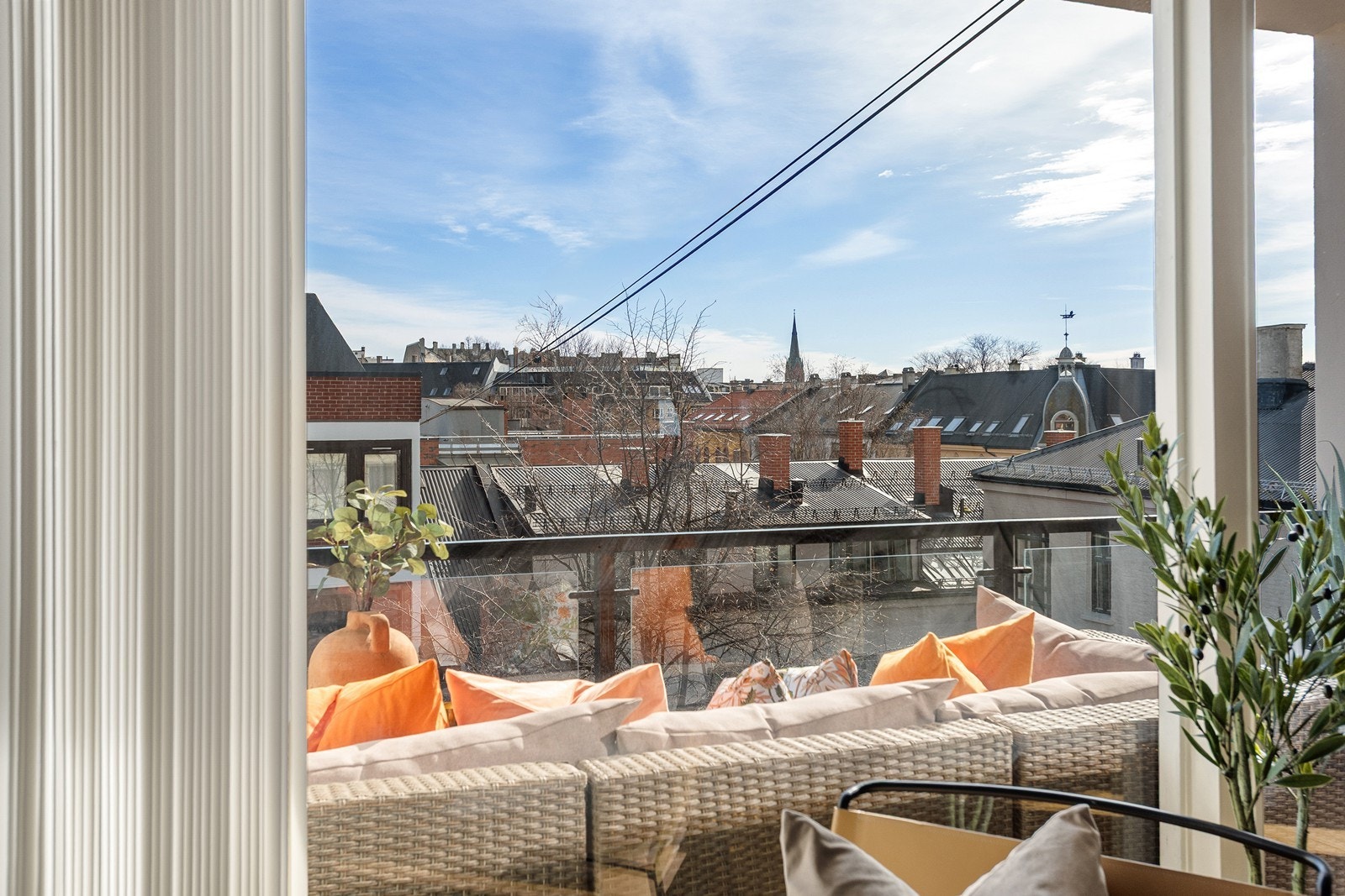 Leiligheten ligger høyt og fritt i 6. etasje (toppleiligheten) med lite innsyn og hyggelig utsyn over byens tak Galleribilde