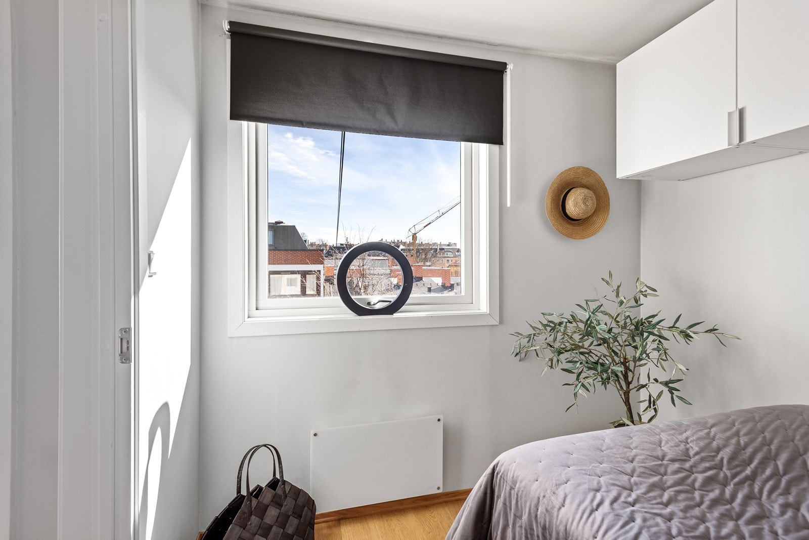 Soverom vender mot rolig bakgård Galleribilde