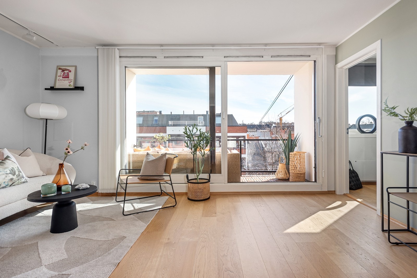 Den smarte planløsningen skaper en naturlig flyt mellom kjøkken, spiseplass og stue Galleribilde