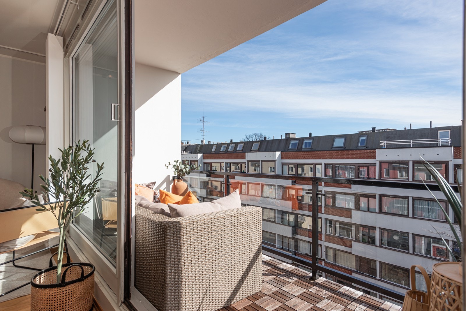 En sømløs overgang mellom inne- og uterom gir ekstra romfølelse og en åpen atmosfære Galleribilde