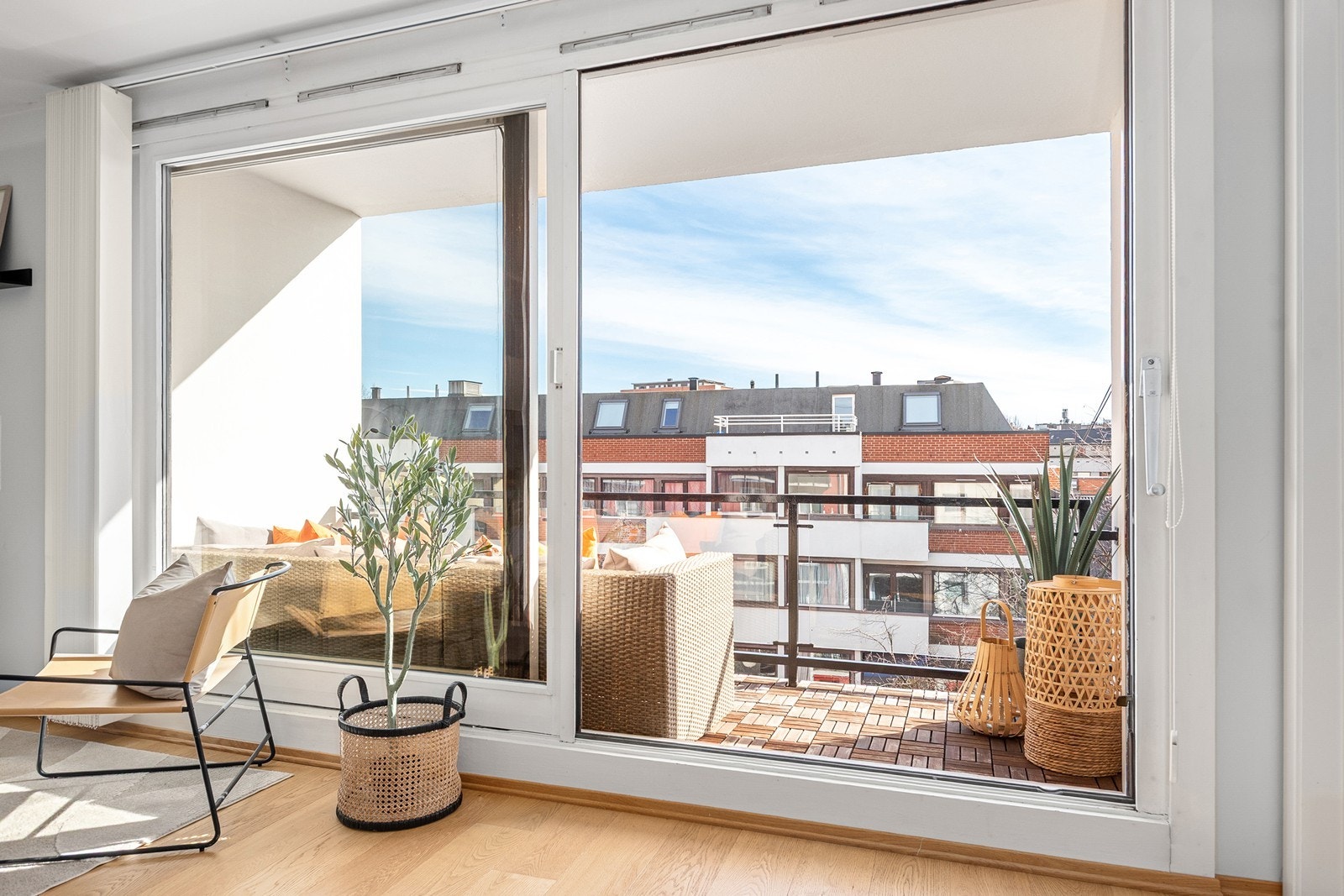 Leiligheten vender mot en rolig bakgård Galleribilde