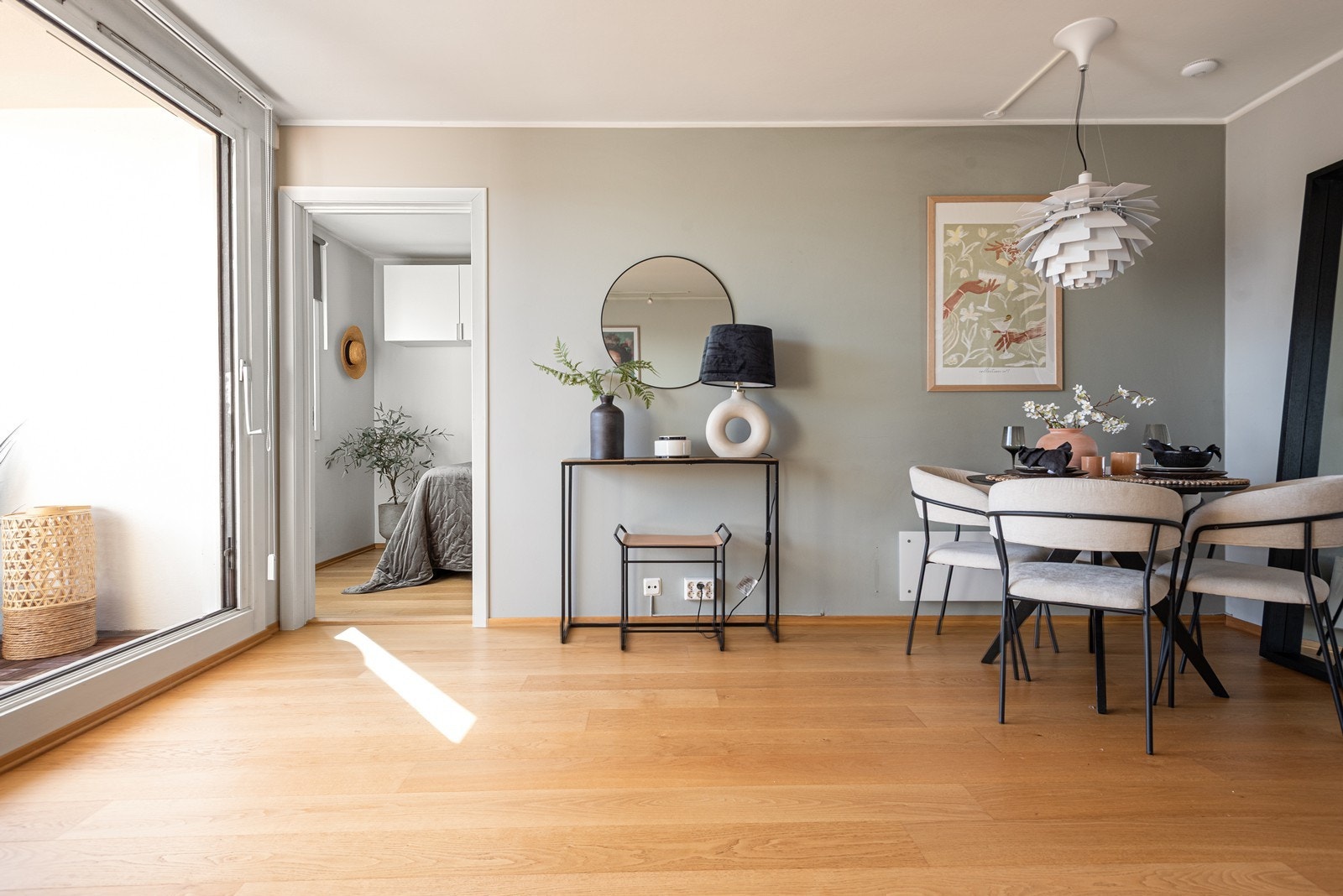 Med den åpne romløsningen kan man møblere med stort spisebord Galleribilde