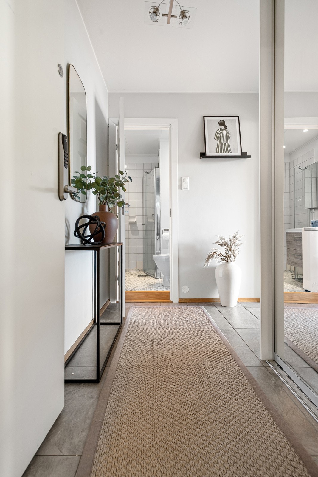 Leiligheten har en gjennomgående tidsriktig og lys standard Galleribilde