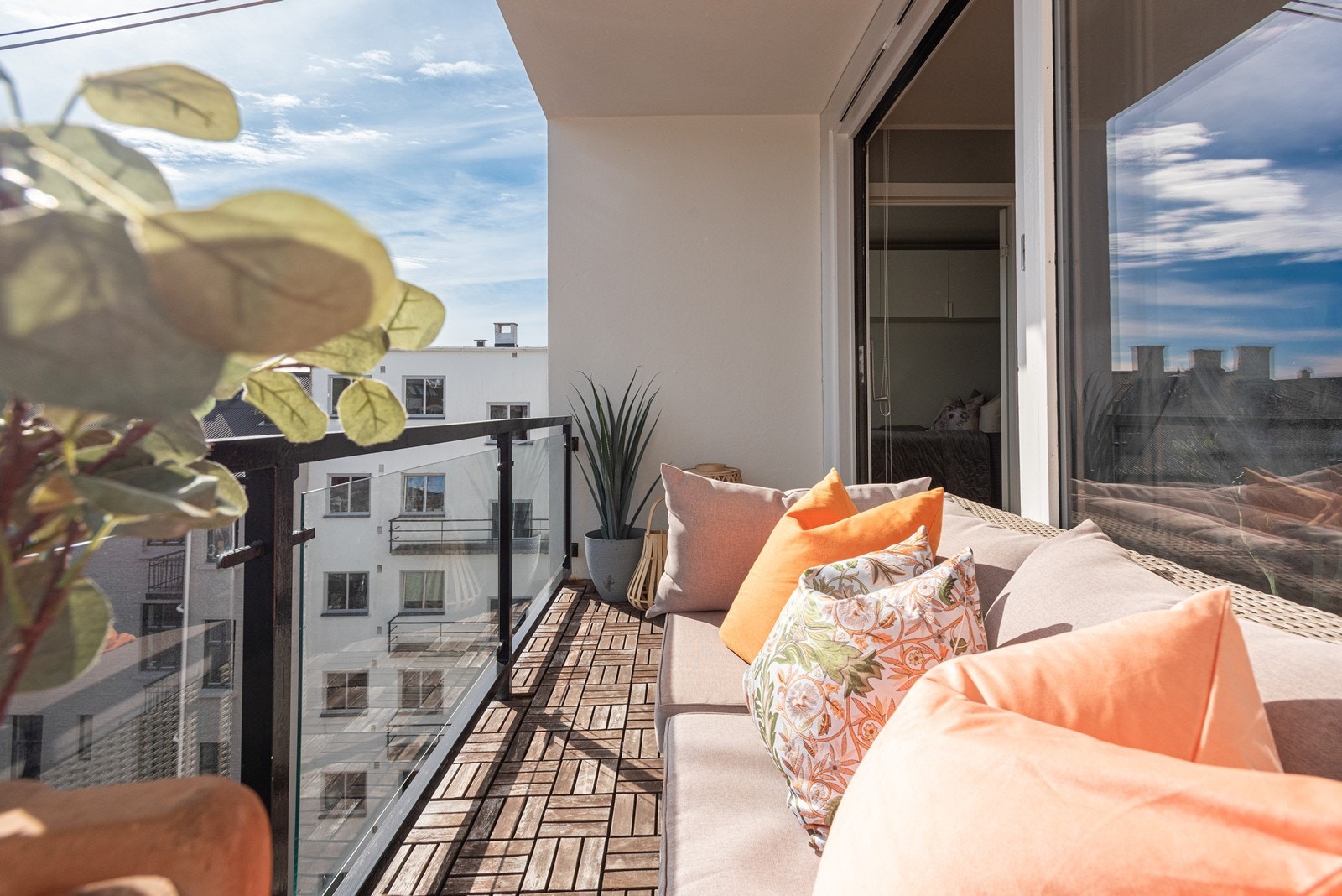 Balkongen gir hyggelig utsyn og en lun plass for avslapping året rundt Galleribilde