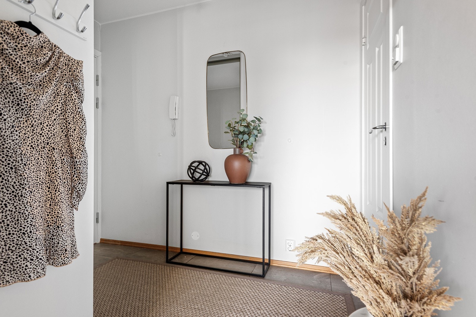 Velkommen inn! Porttelefon i entré Galleribilde