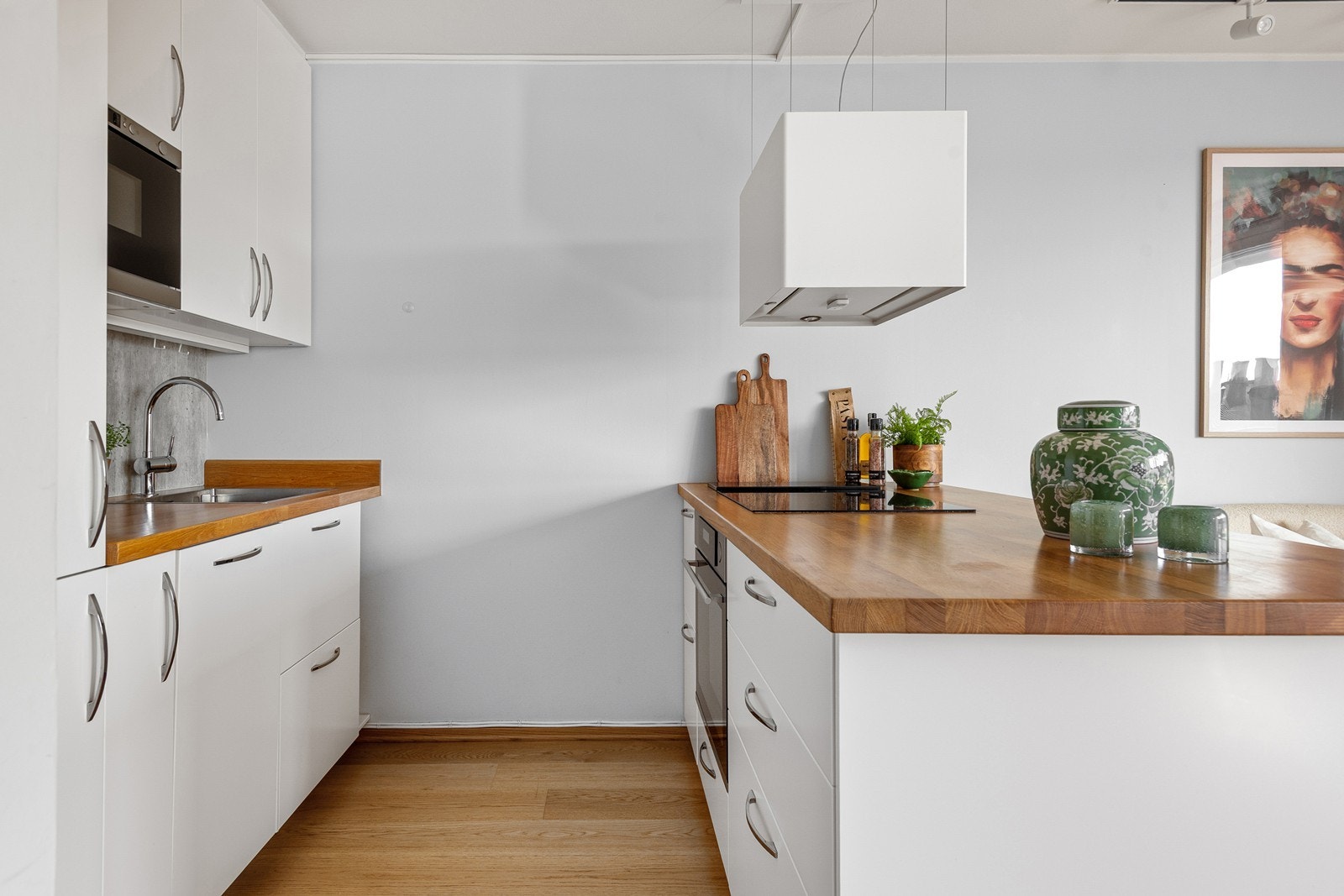 Kjøkkenøy og overskap byr på ekstra god oppbevaring- og arbeidsplass Galleribilde