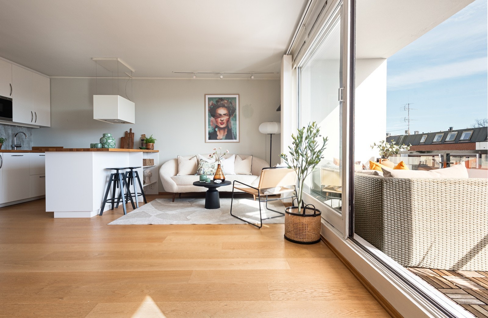Lys og luftig stue med store vindusflater tilfører rommet rikelig med naturlig lys og skyvedør ut til en solrik balkong på 5 m² Galleribilde