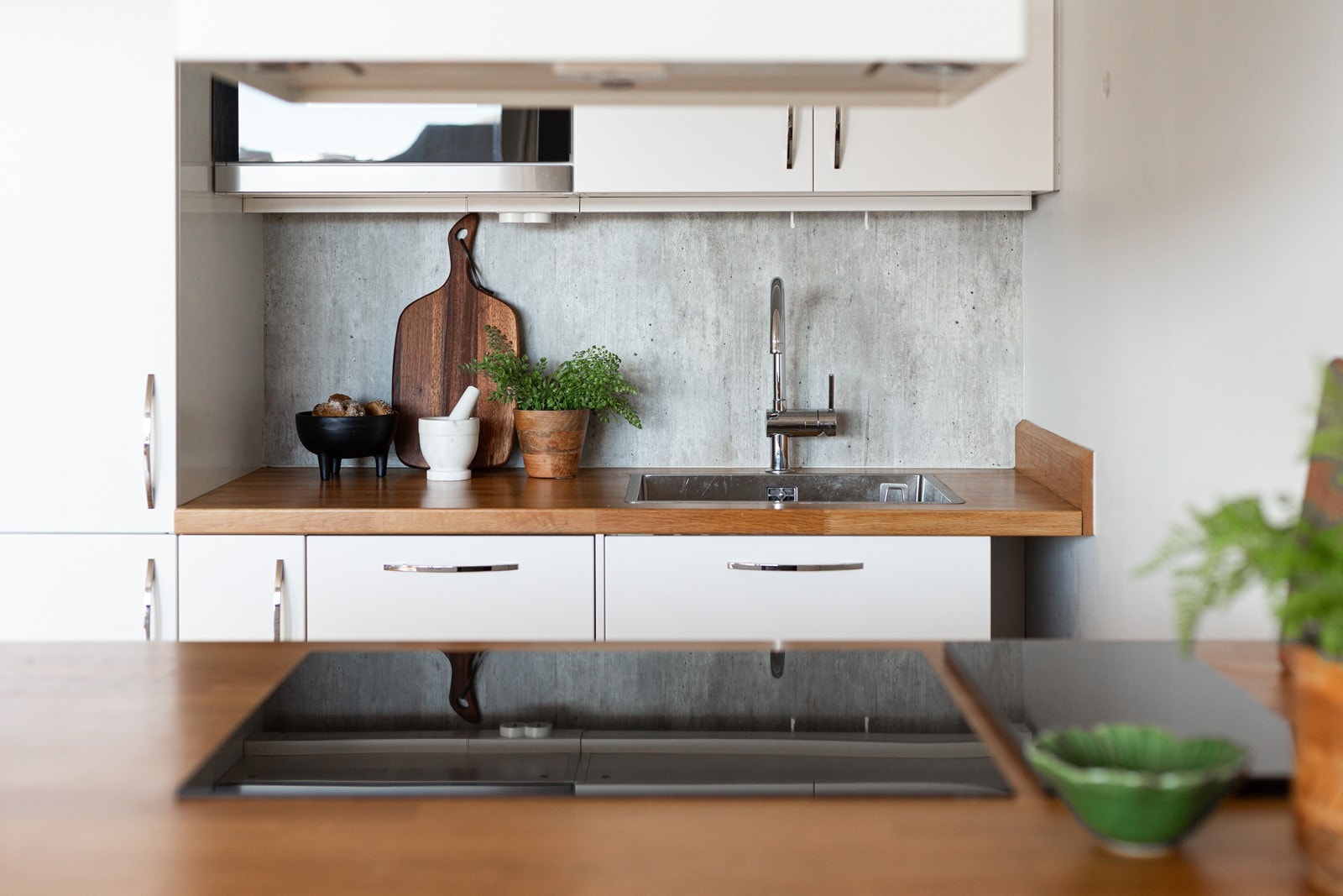 Stilren kjøkkeninnredning med effektiv utforming Galleribilde