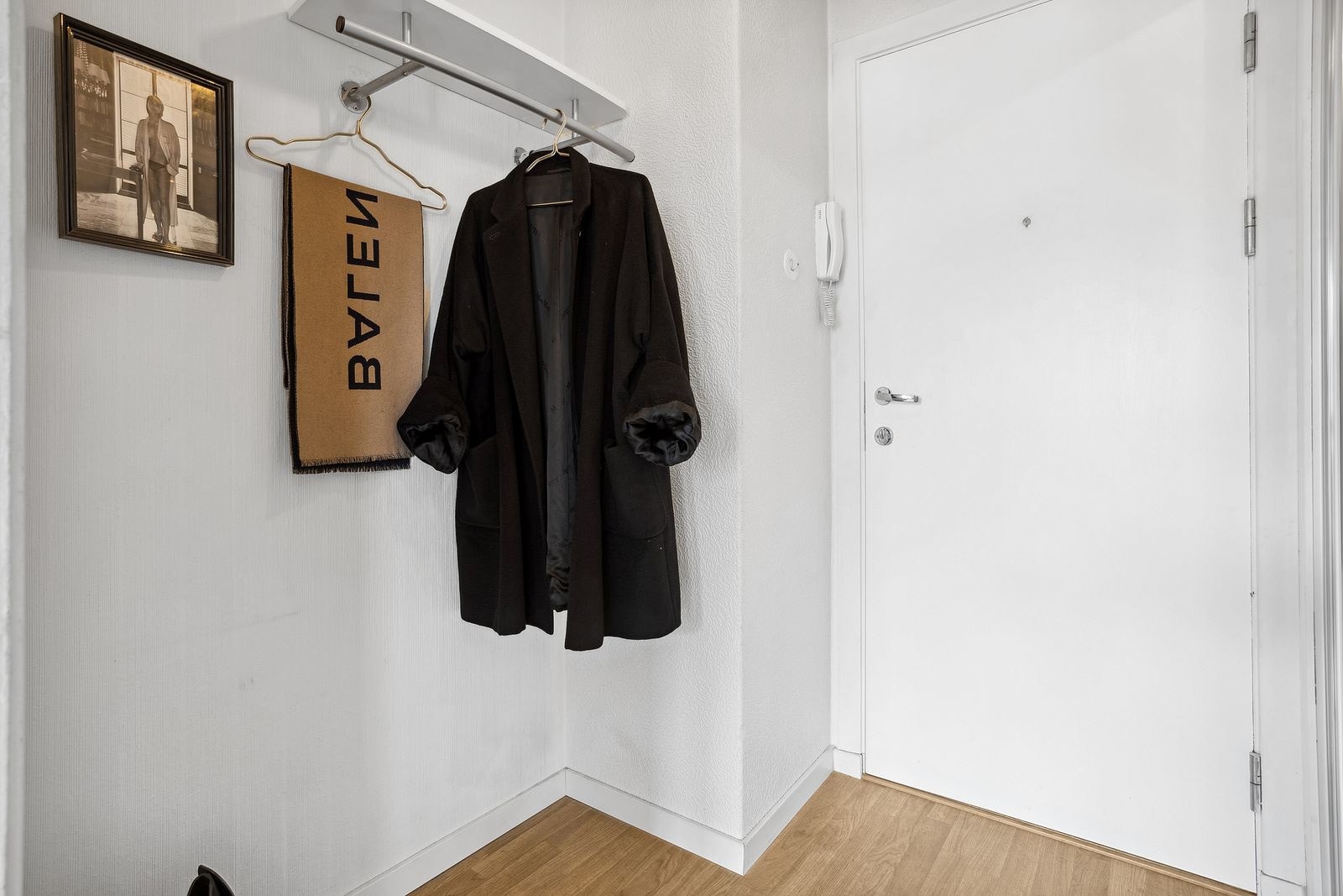 Entréen har en naturlig tilknytning til resten av leiligheten, og har plass til skohylle eller knagger til å henge opp yttertøy. Galleribilde