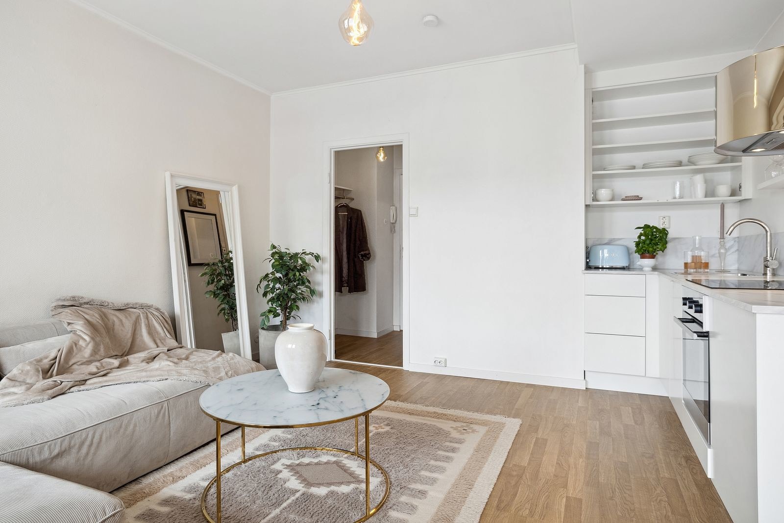 Leiligheten har en sosial og praktisk åpen stue/kjøkken-løsning. Galleribilde