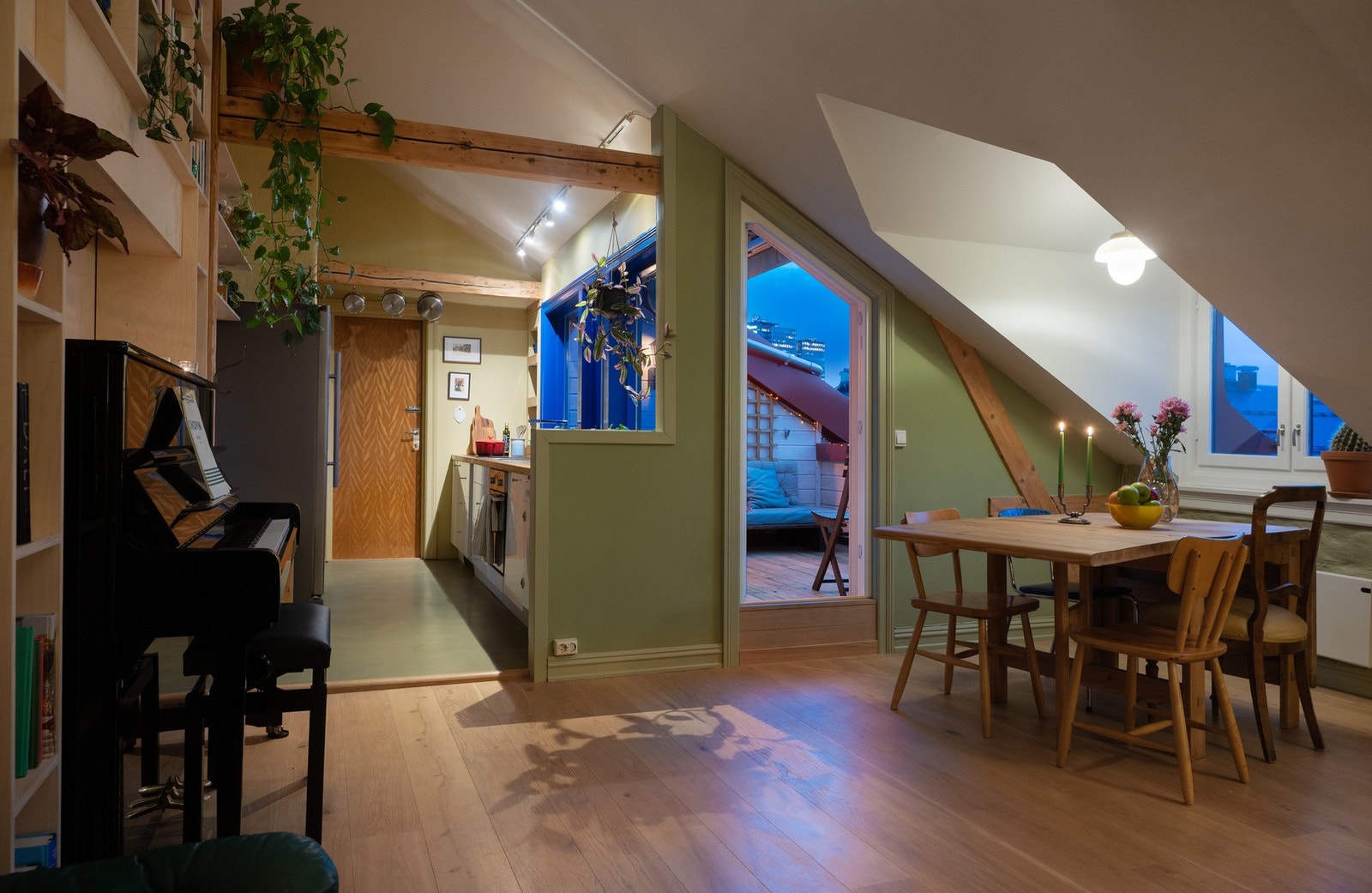 Gulvoverflater består av 1-stav eikeparkett. Galleribilde