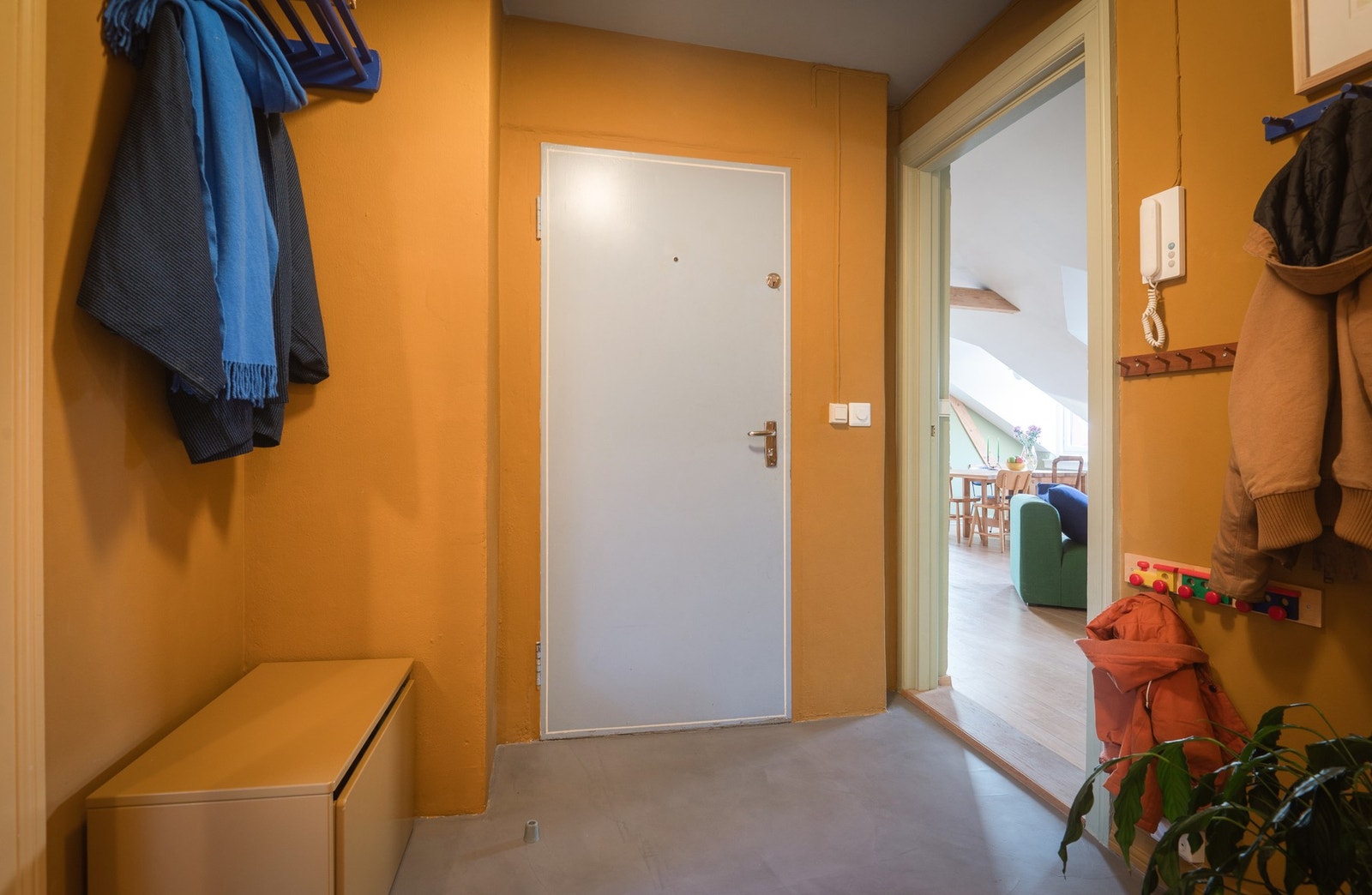 Romslig entré med dørcalling til hoveddør. Galleribilde