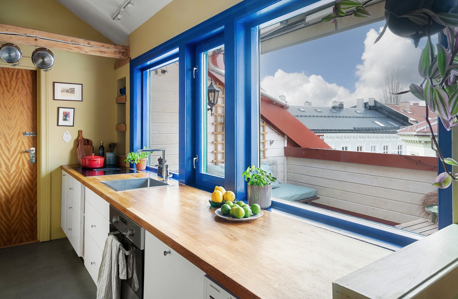 Kjøkkeninnredning med glatte fronter og heltre benkeplater. Galleribilde