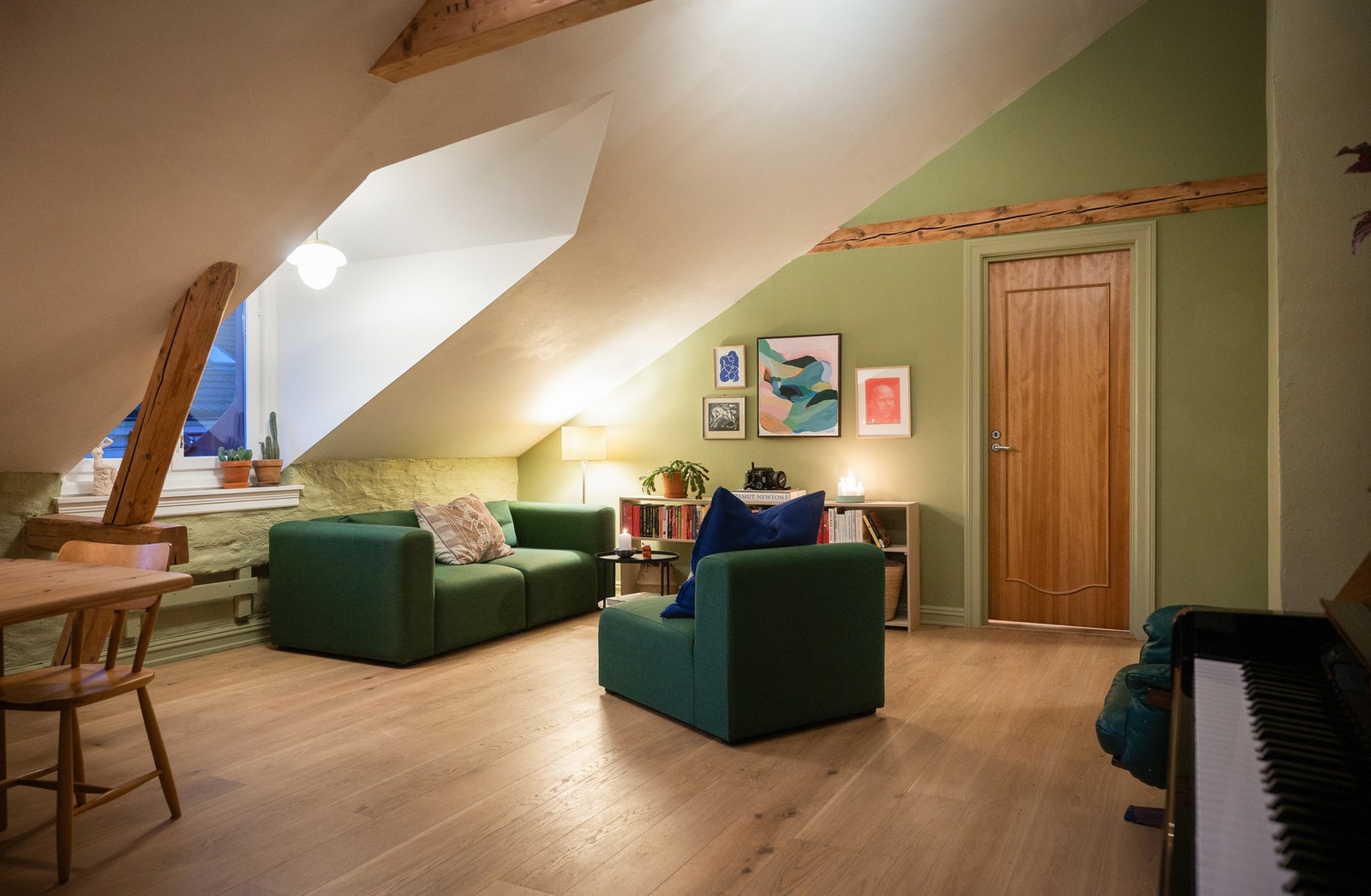 Loftet er fra tidligere ombygget og innredet, og denne andelen ble etablert i 1987. Galleribilde