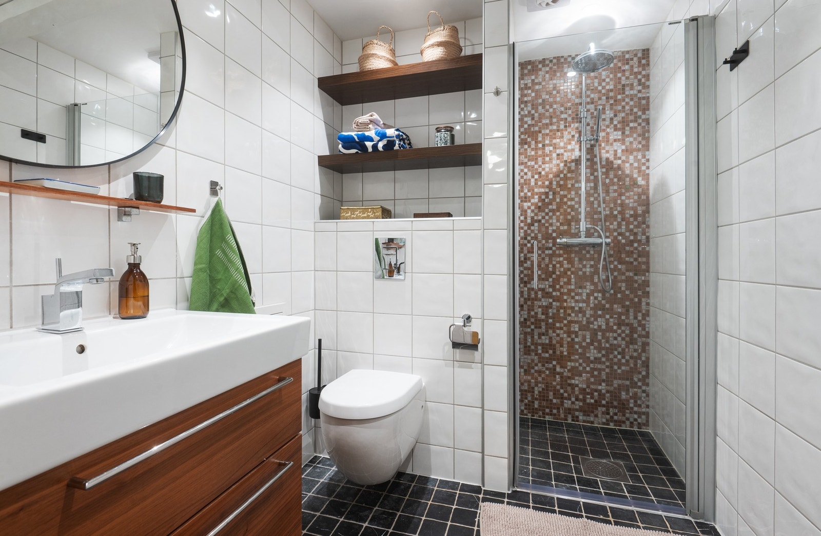 Bad pusset opp i 2009 av Bademiljø-Experten AS. Flislagte vegger og flislagt gulv med varmekabler. Galleribilde