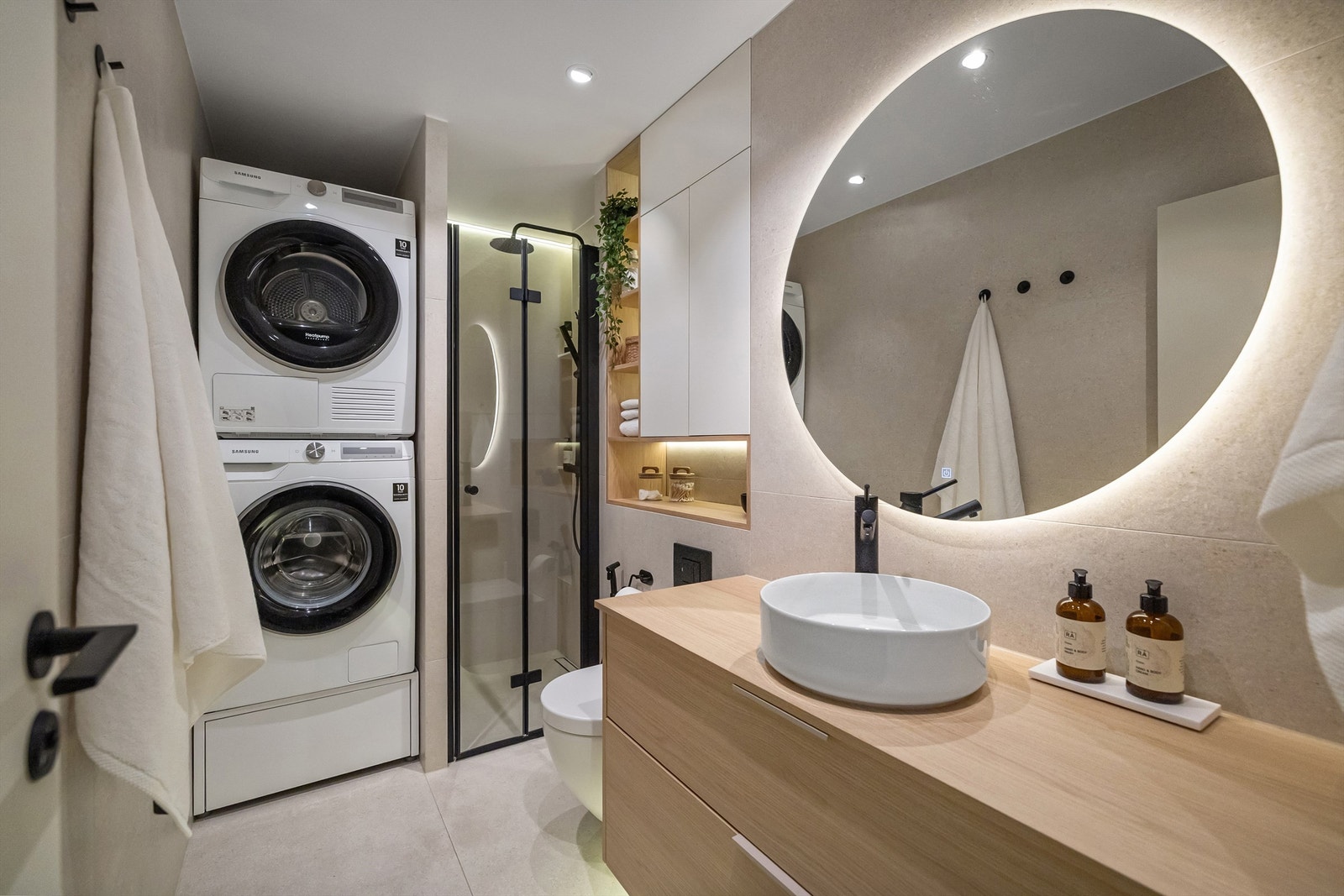 Delikat, flislagt bad fra 2024 med gulvvarme og nedsenket himling med downlights. Galleribilde