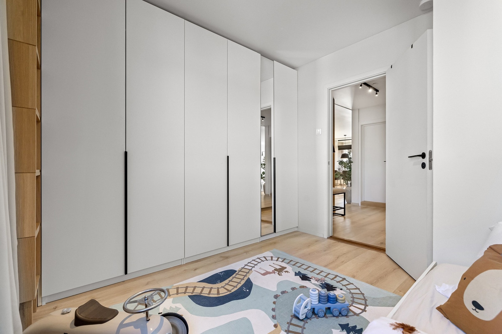 Dette soverommet har også god garderobeplass. Galleribilde