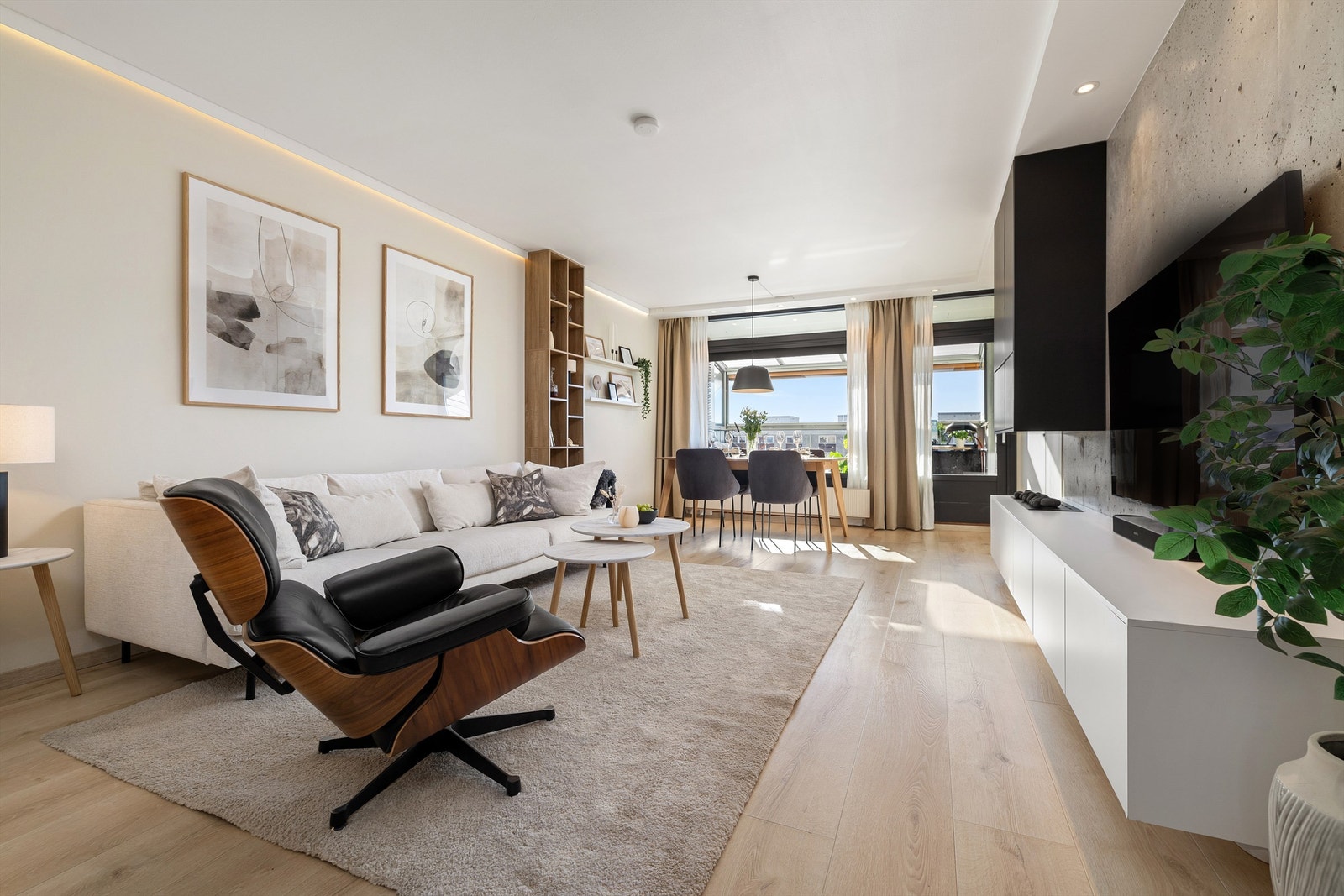 Boligen har en lys stue med god plass til både sofagruppe og spisebord. Galleribilde