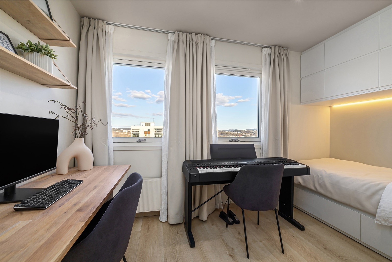 Boligens tredje soverom var tidligere kjøkkenet. Soverommet er smart møblert og passer fint som barnerom, gjesterom eller kontor. Galleribilde