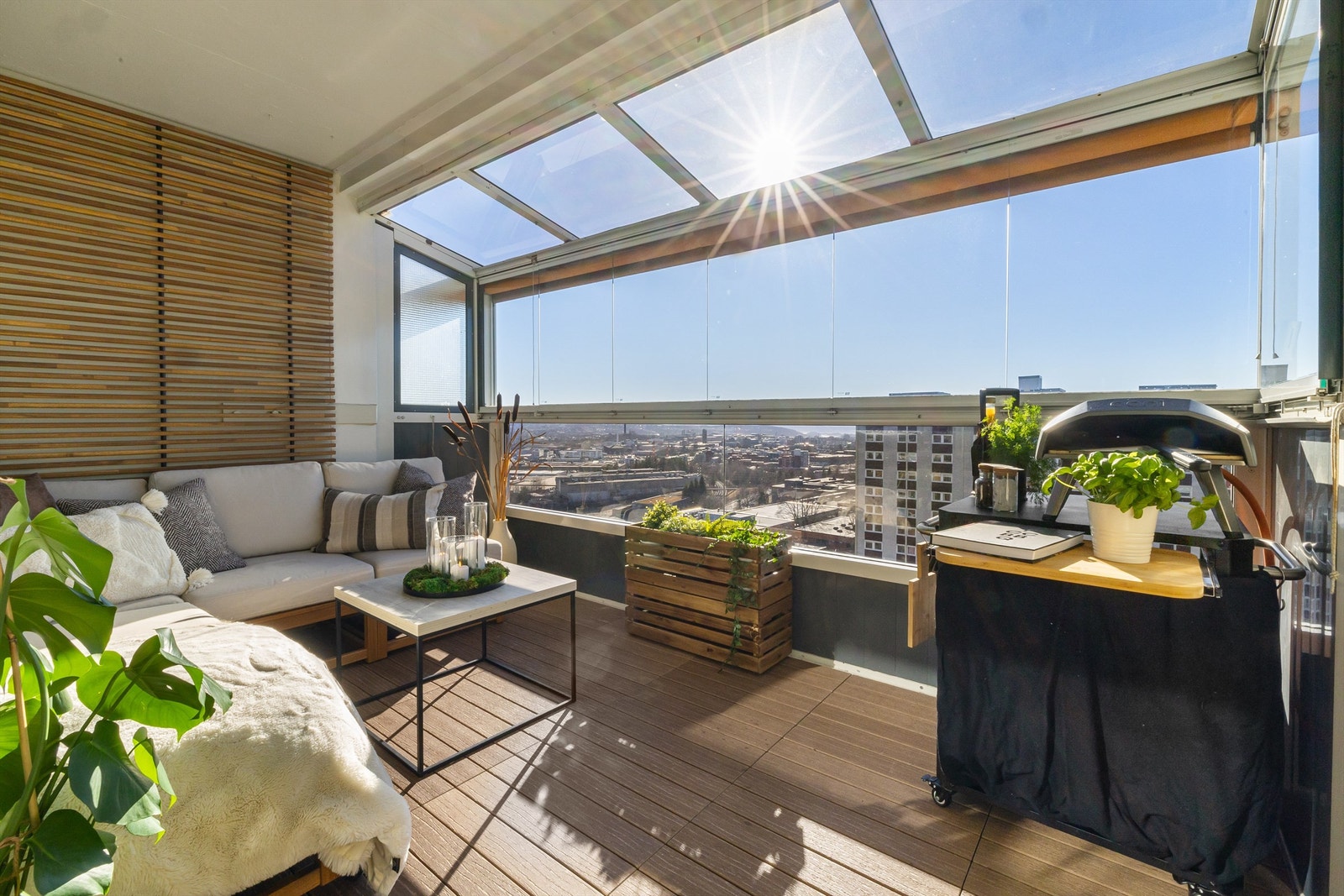 En rålekker 4-roms toppleilighet (13. etg) med flott utsikt. Galleribilde