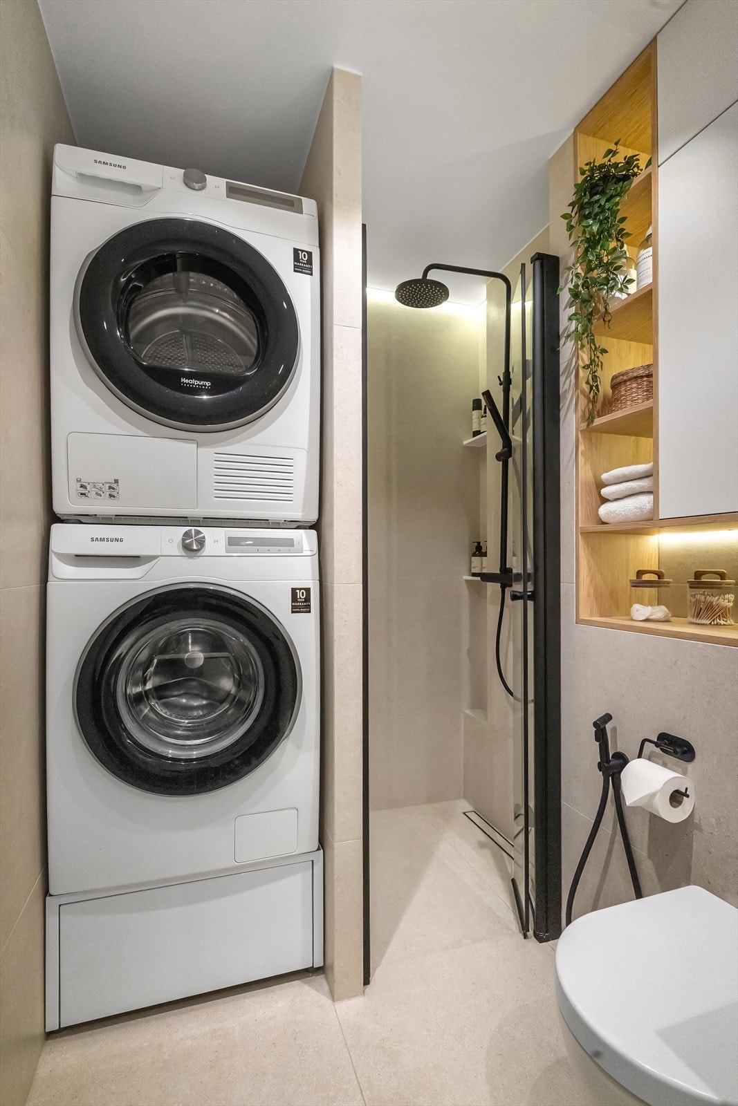 Badet inneholder vegghengt servantskap med ovenpåliggende servant og ett-greps blandebatteri, speil med belysning, stikkontakt på vegg og dusjnisje med glassdør. Galleribilde