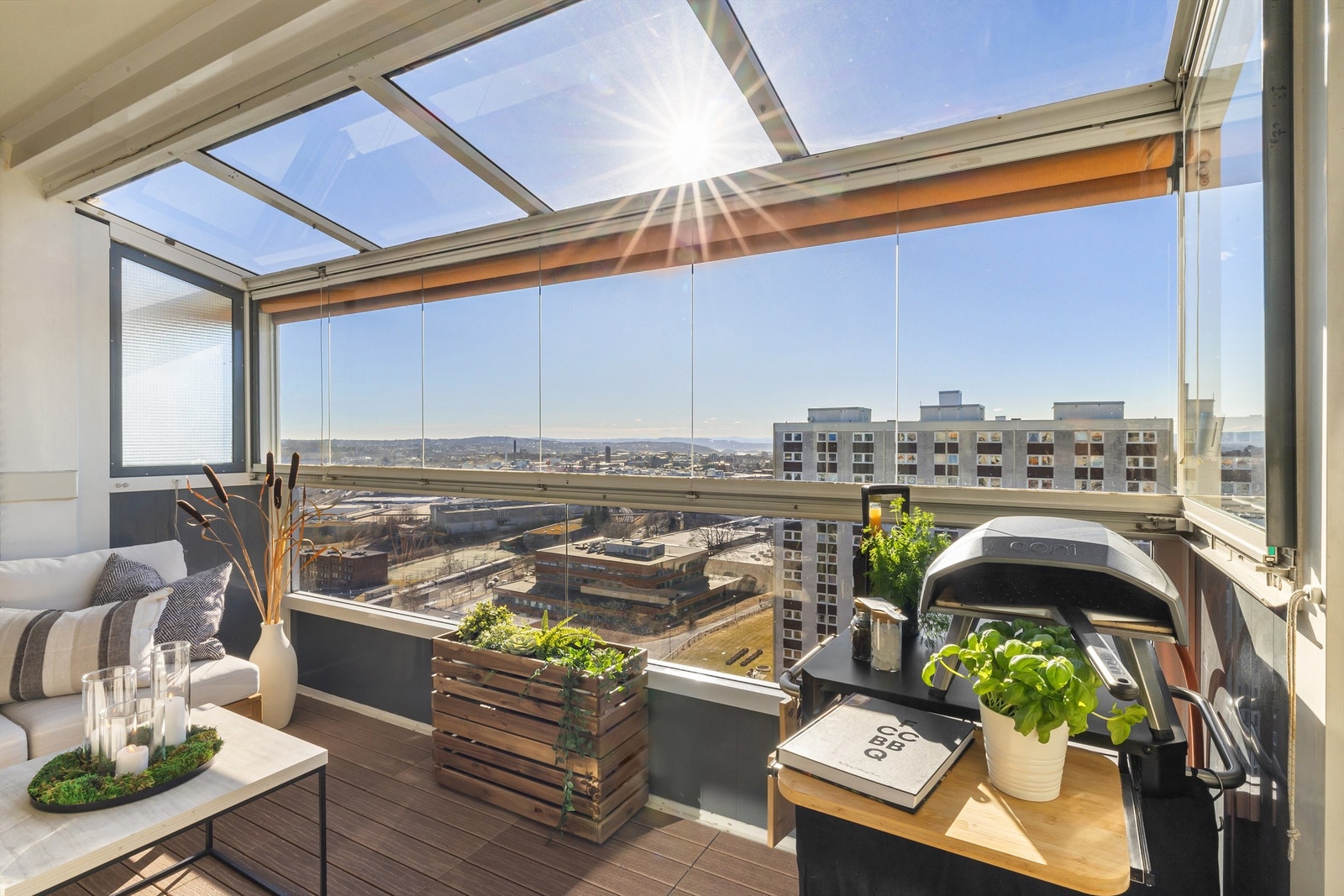 Boligen har en vestvendt, innglasset balkong med gode solforhold. Galleribilde