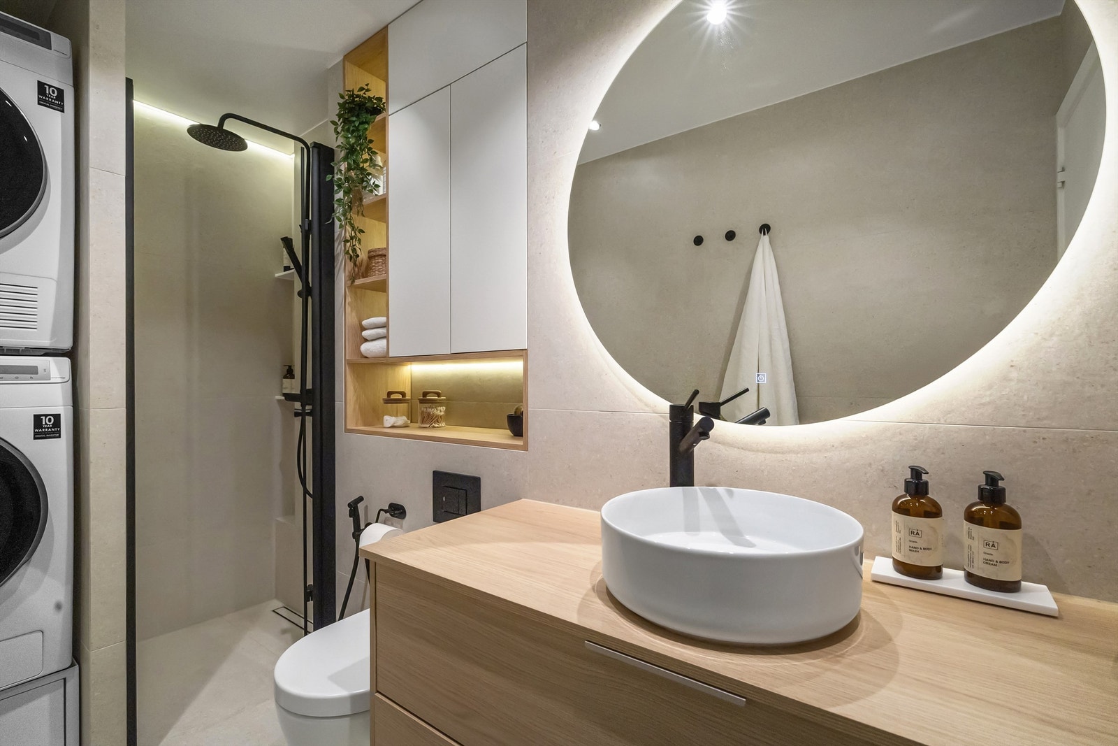 Badet har opplegg for vaskemaskin og tørketrommel. Galleribilde