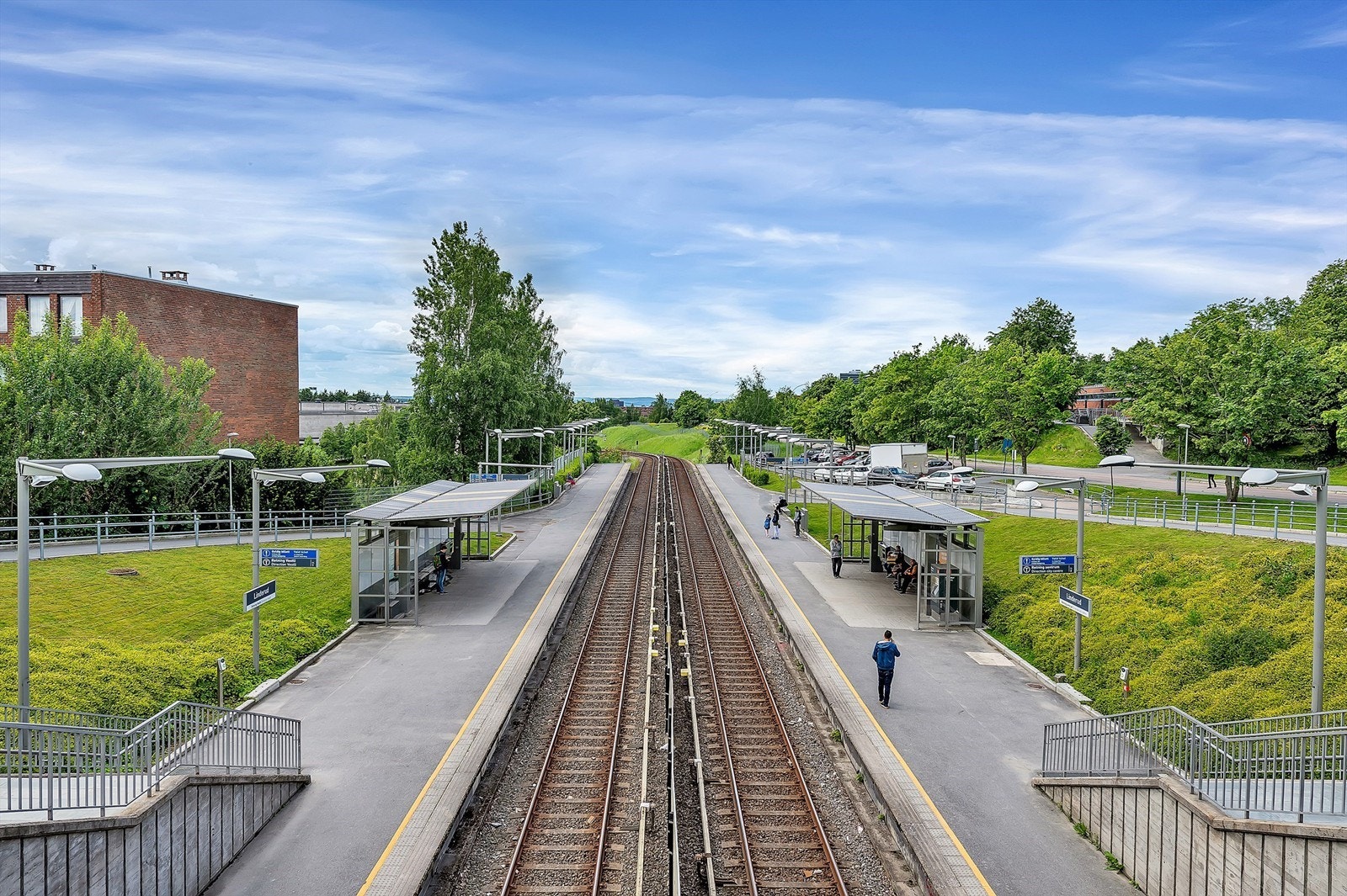Linderud t-banestopp ligger like ved boligen, hvor linje 4 og 5 har hyppige avganger. Galleribilde