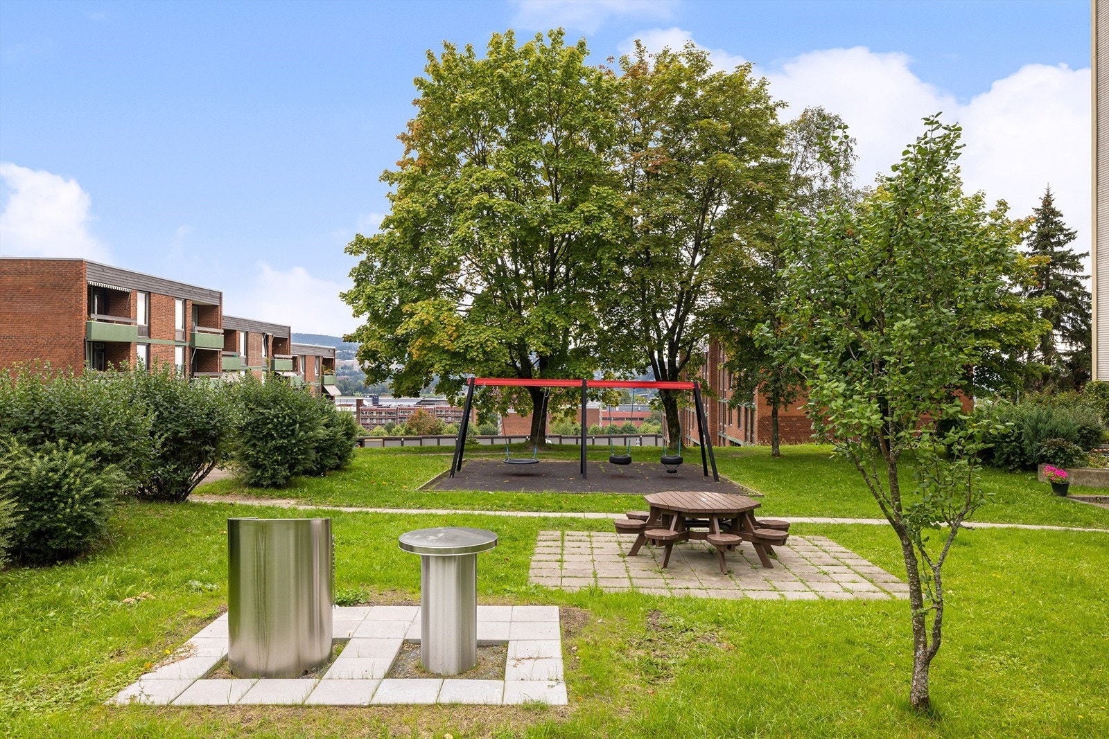 Borettslaget har et fint opparbeidet fellesareal med flere grøntområder, sittegrupper og lekeplasser. Galleribilde