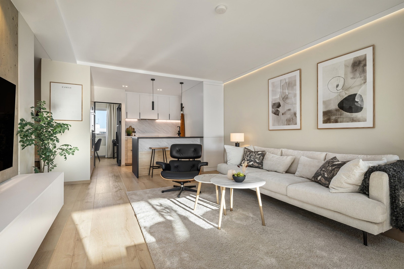 Stuen glir over i en åpen kjøkkenløsning. Her får man en sosial løsning, men som allikevel føles tilbaketrukket. Galleribilde