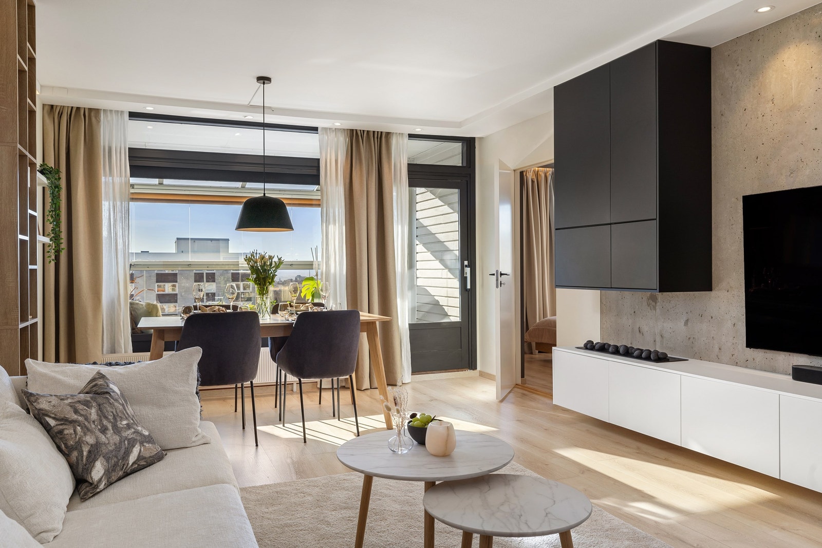 Store vindusflater gir godt innslipp av naturlig lys. Galleribilde