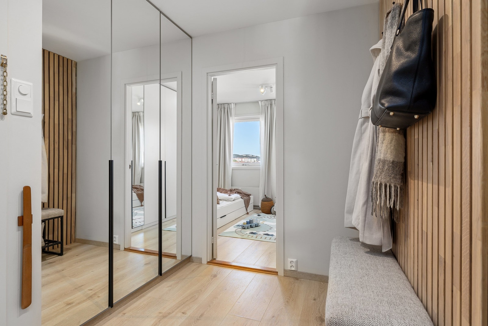 God garderobeplass og smarte løsninger er en gjenganger i denne boligen. Galleribilde