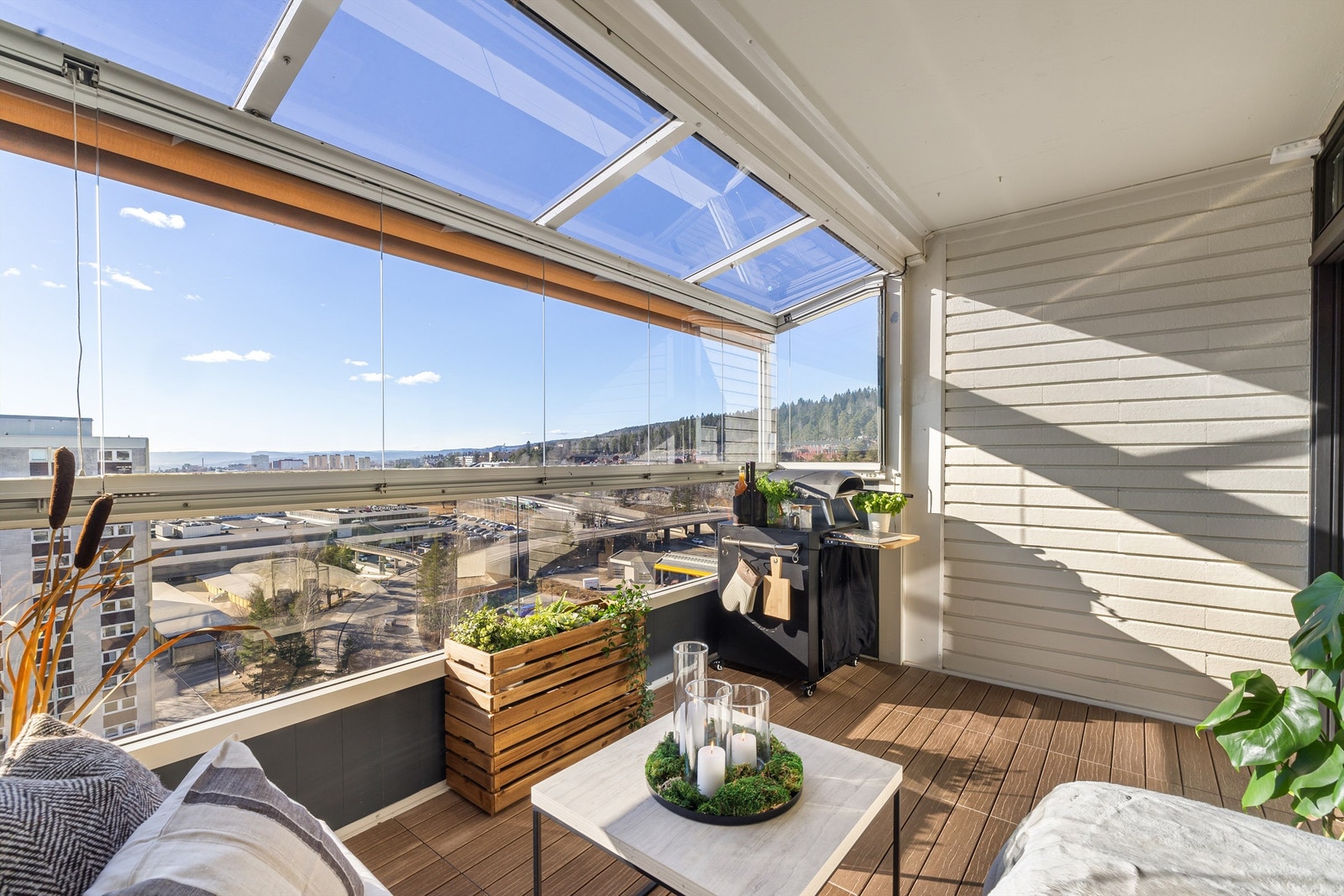 Balkongen har god plass til både stor sittegruppe og grill (elektrisk- og gassgrill er tillatt). Galleribilde