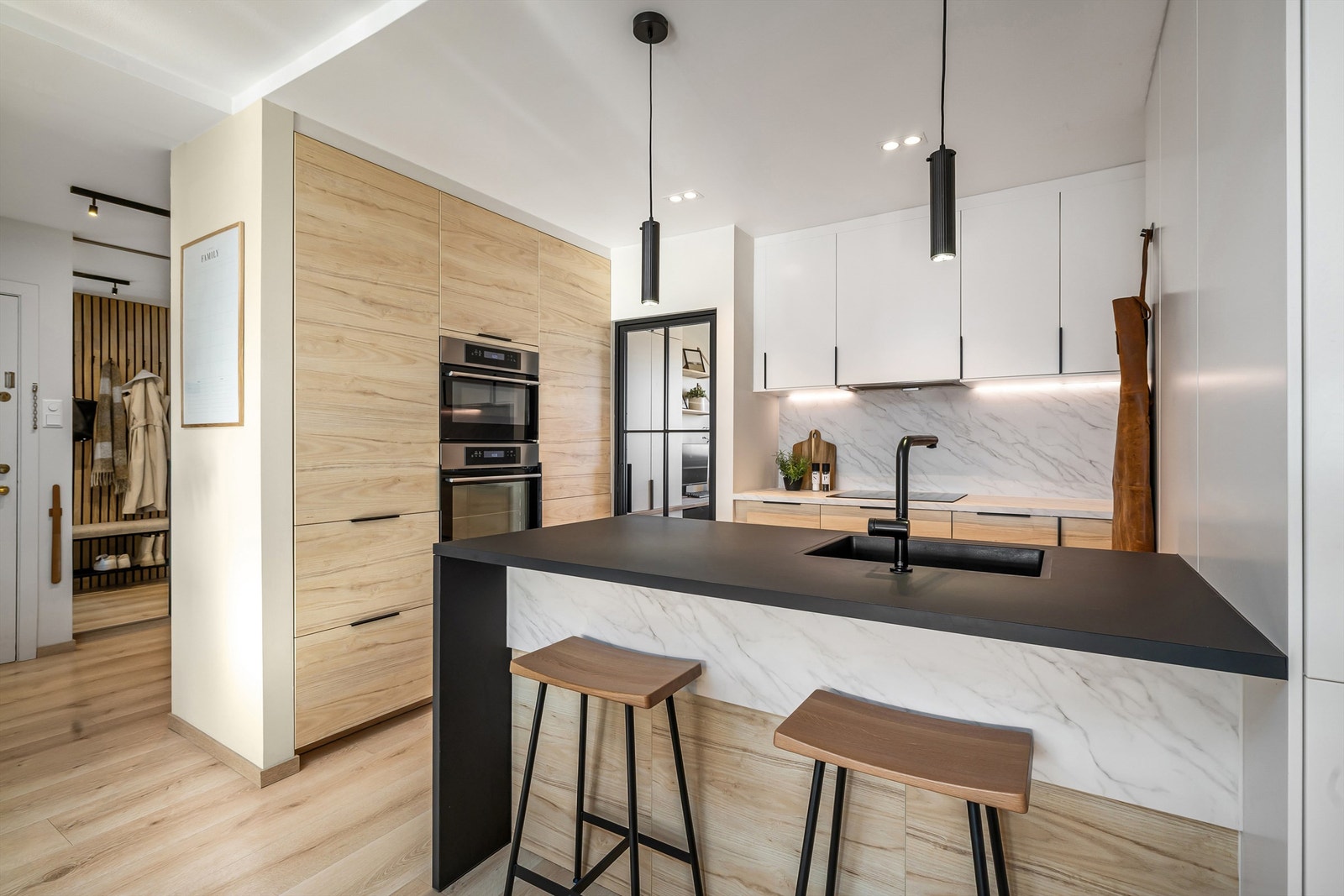 Lekkert kjøkken fra 2021, med kjøkkenøy og god skap- og benkeplass. Galleribilde