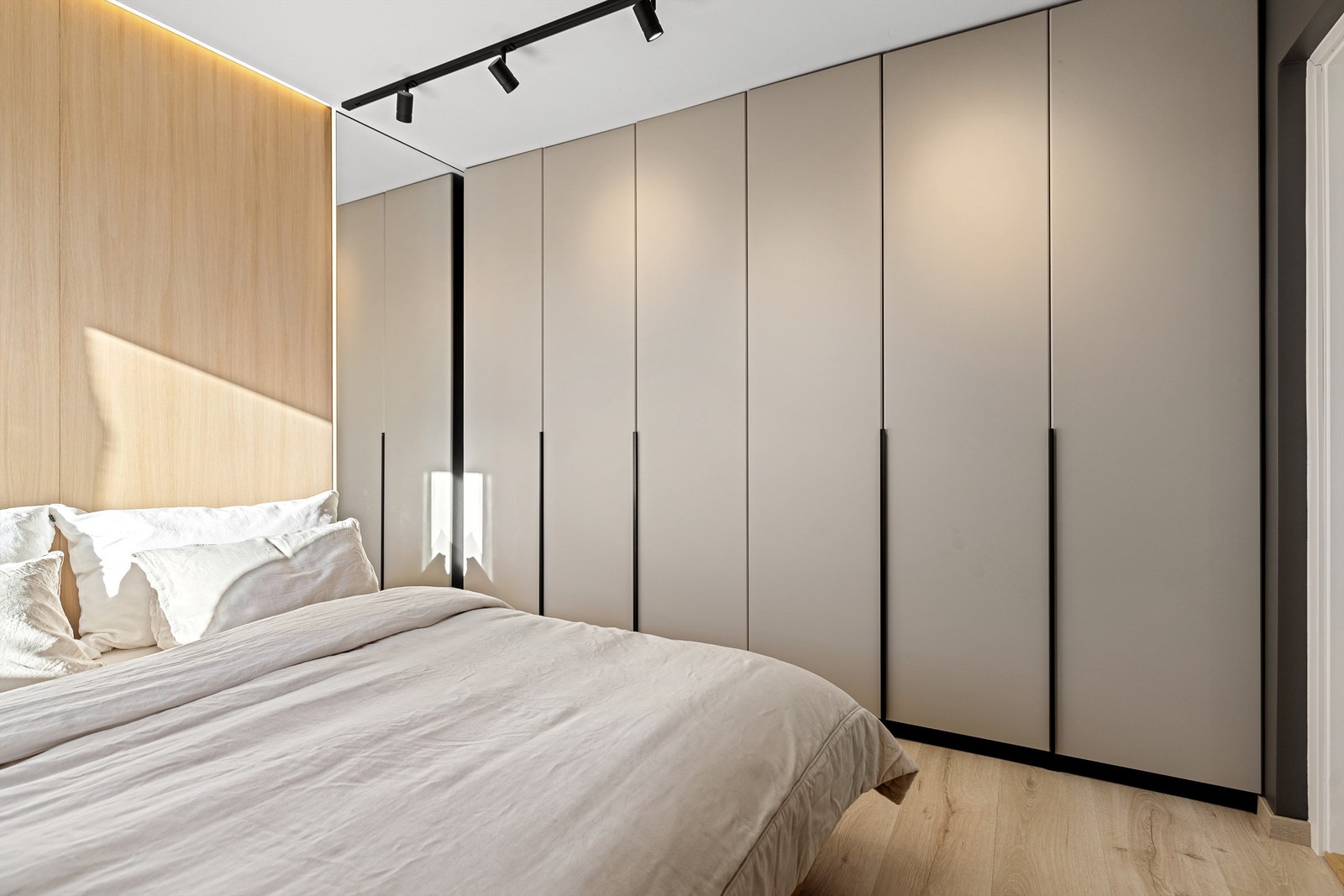 Her får man rikelig med garderobeplass. Galleribilde