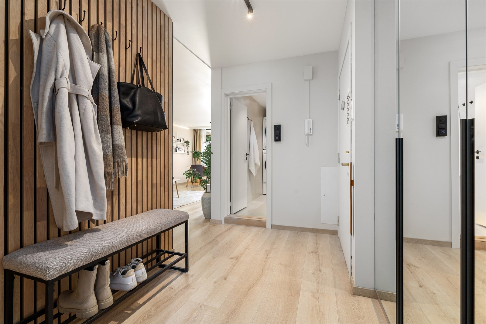 Entréen har i tillegg porttelefon og brann- og lydklassifisert ytterdør med kikkehull. Galleribilde