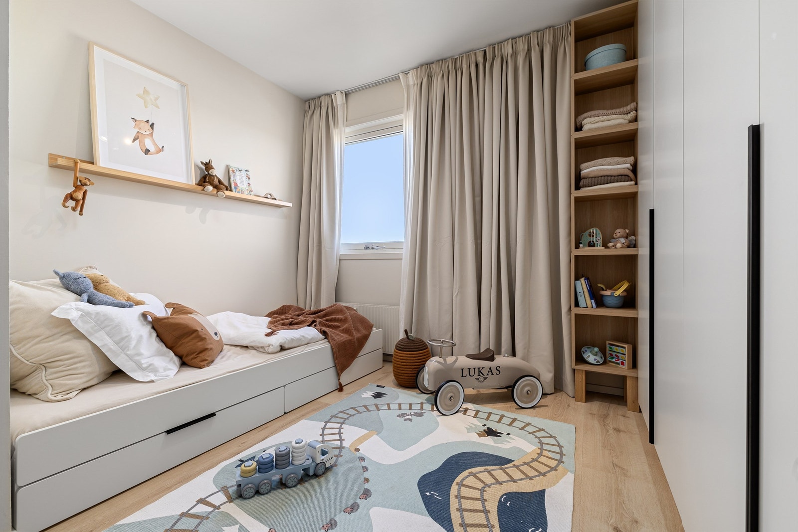 Soverom II er også av god størrelse, og passer perfekt som barnerom eller gjesterom. Galleribilde