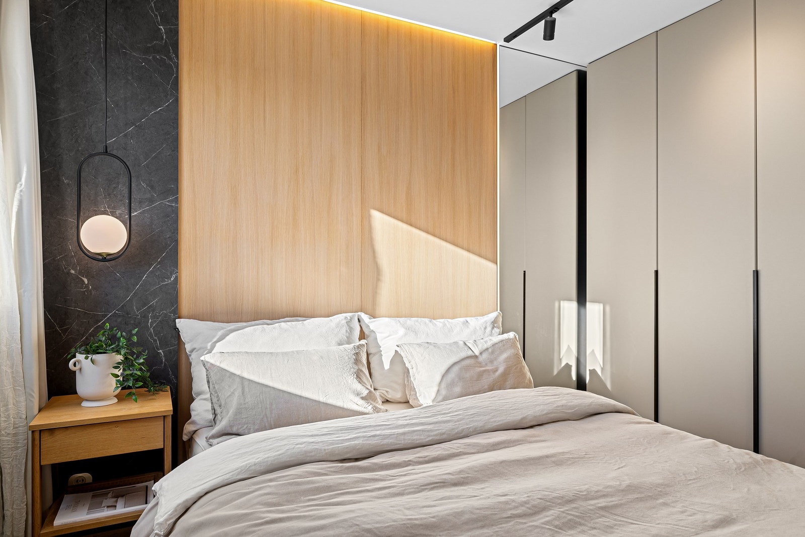 Hovedsoverommet har plass til dobbeltseng med tilhørende nattbord. Galleribilde