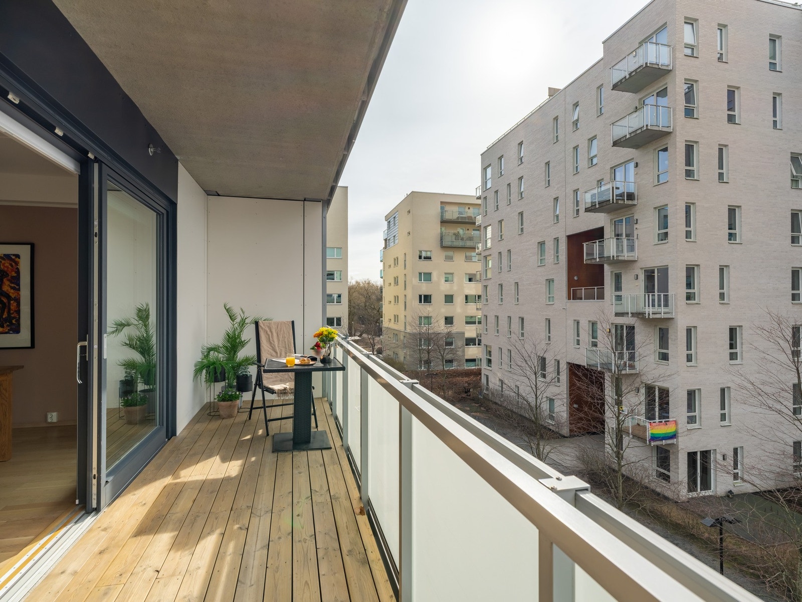 Balkongen er på 10 m² og det er god plass til en sittegruppe, beplantning og grill. Galleribilde