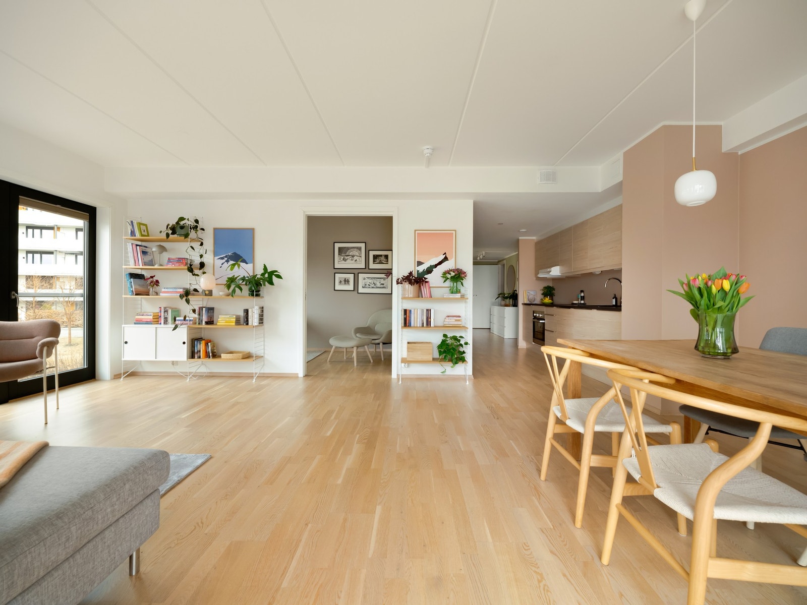 Den delvis åpne kjøkken- og stueløsningen gjør dette til et sosialt allrom og er det naturlige samlingspunktet i leiligheten. Galleribilde