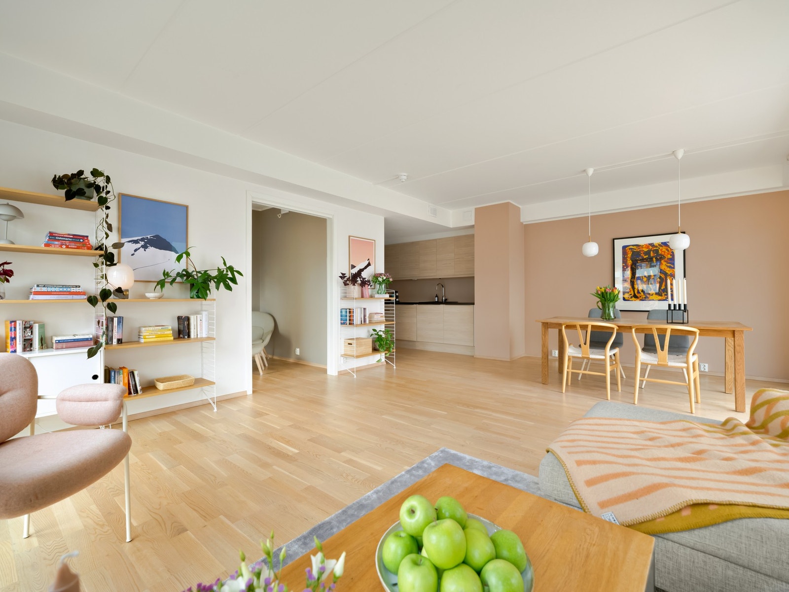 Vel inne igjen går vi videre mot kjøkkenet. Galleribilde