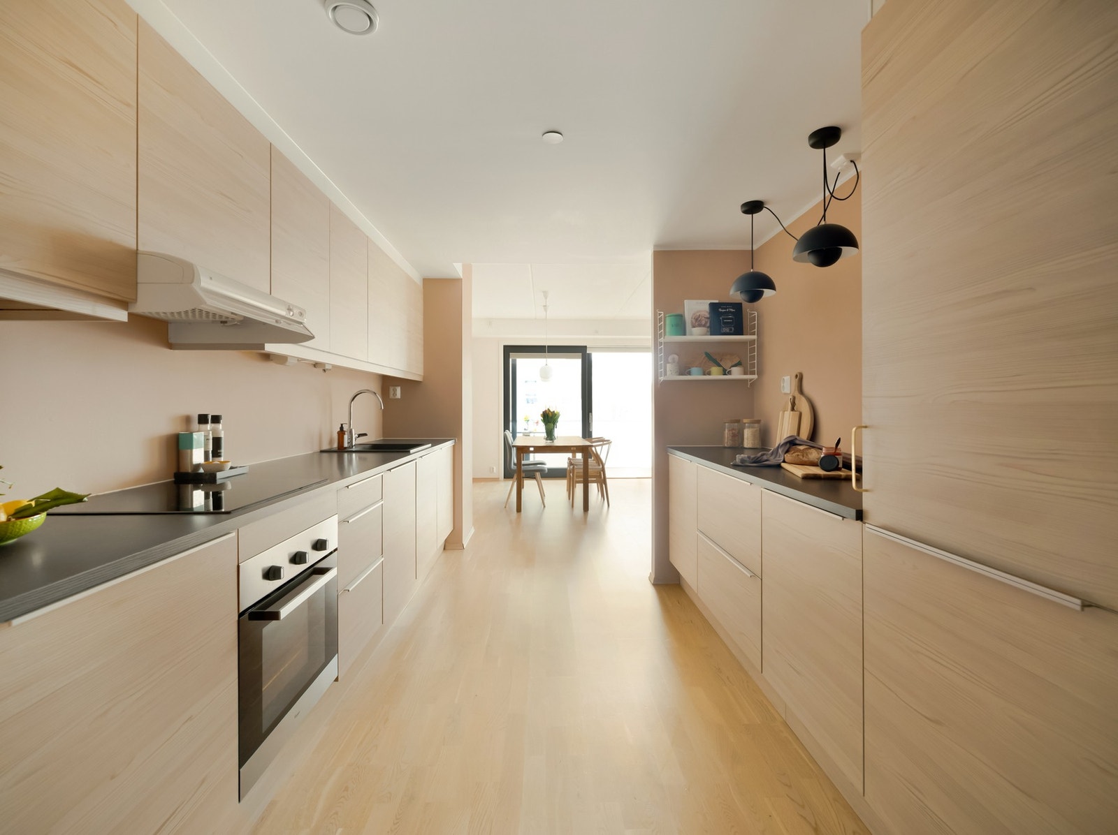 Det flotte kjøkkenet er lyst og moderne fra kvalitetsleverandøren HTH. Her er det rikelig med skapplass i både over- og underskap. Galleribilde