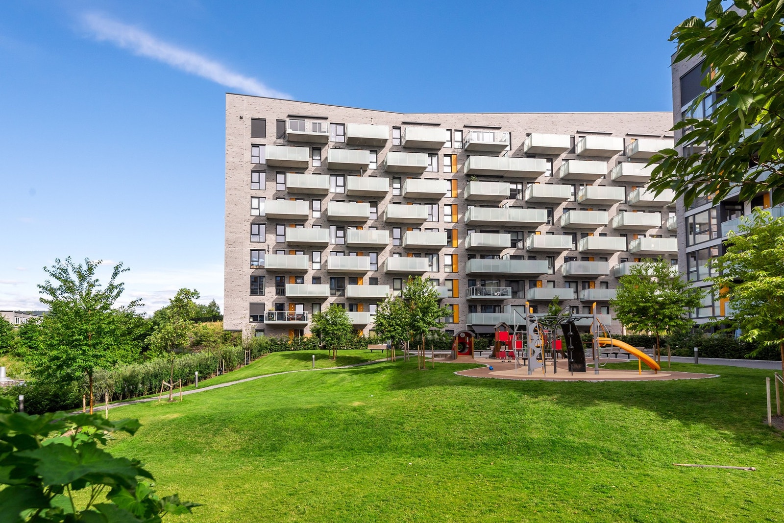 Det er flotte fellesarealer med hyggelige sittegrupper, lekeplass, gressplen, trær og beplanting. Ypperlig for både store og små. Galleribilde