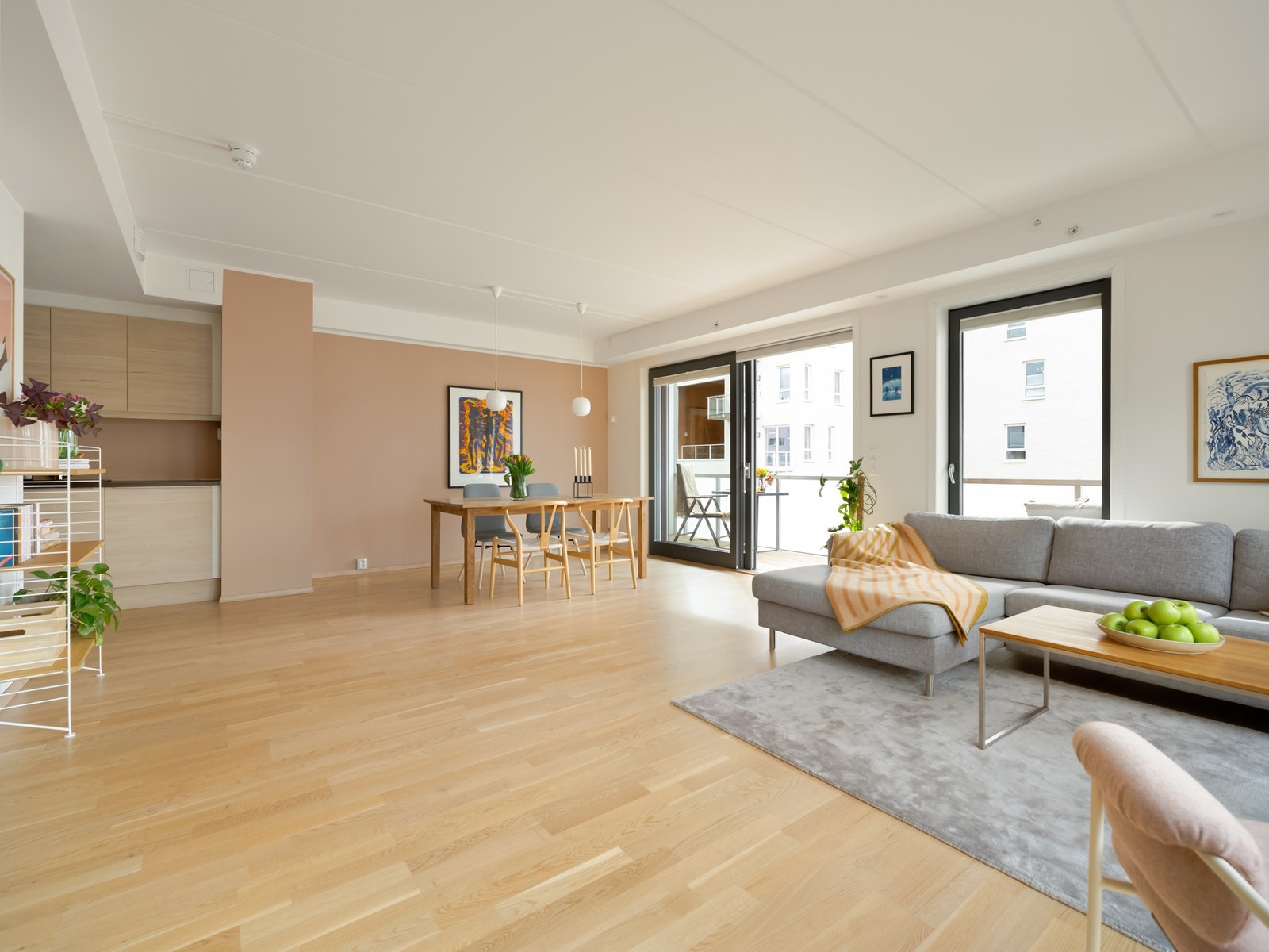 Spisebordet finner for øvrig sin naturlige plass i tilknytning til kjøkkenet. Galleribilde