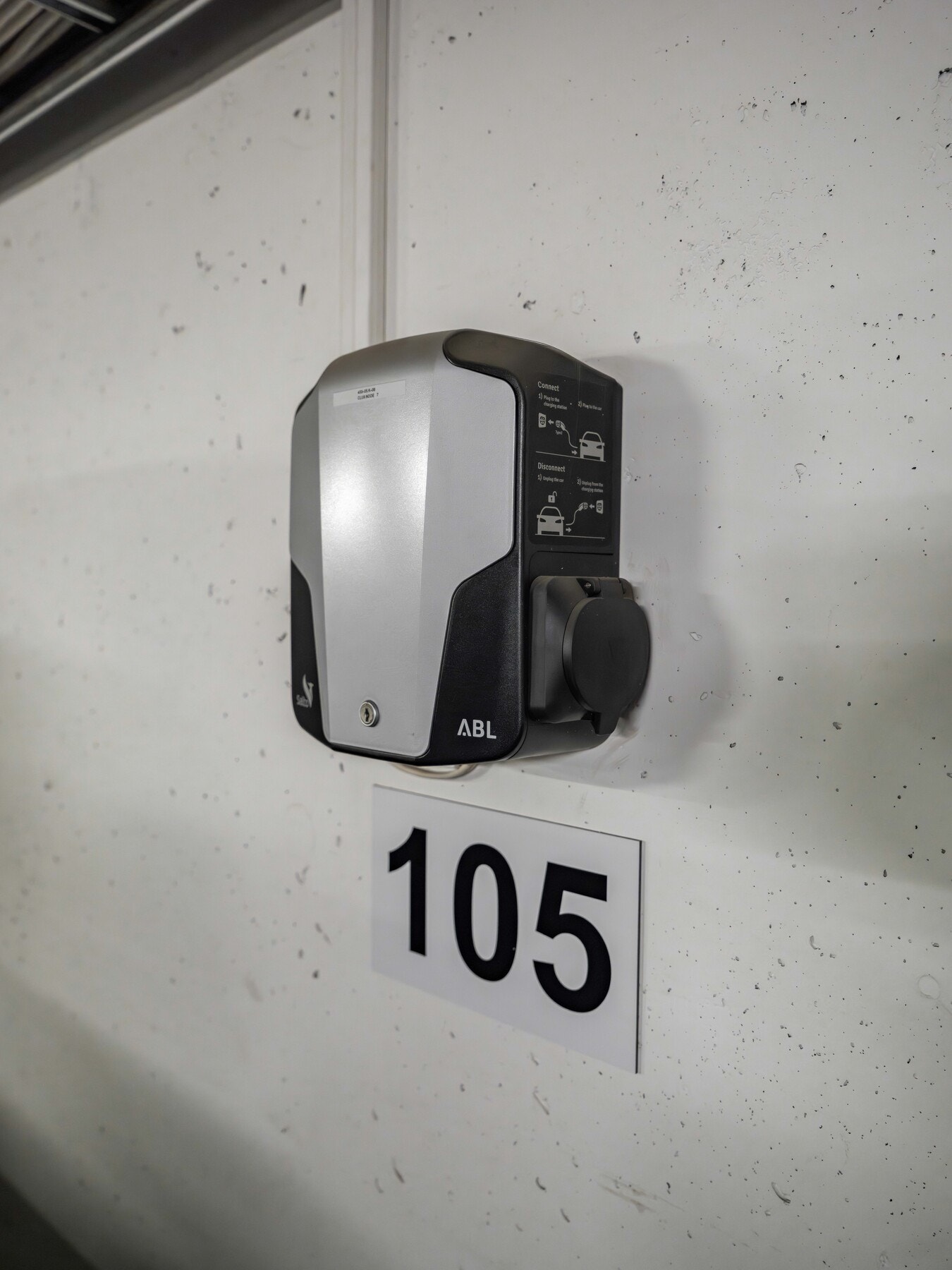 Det er montert ladeboks til el-bil som medfølger. Galleribilde