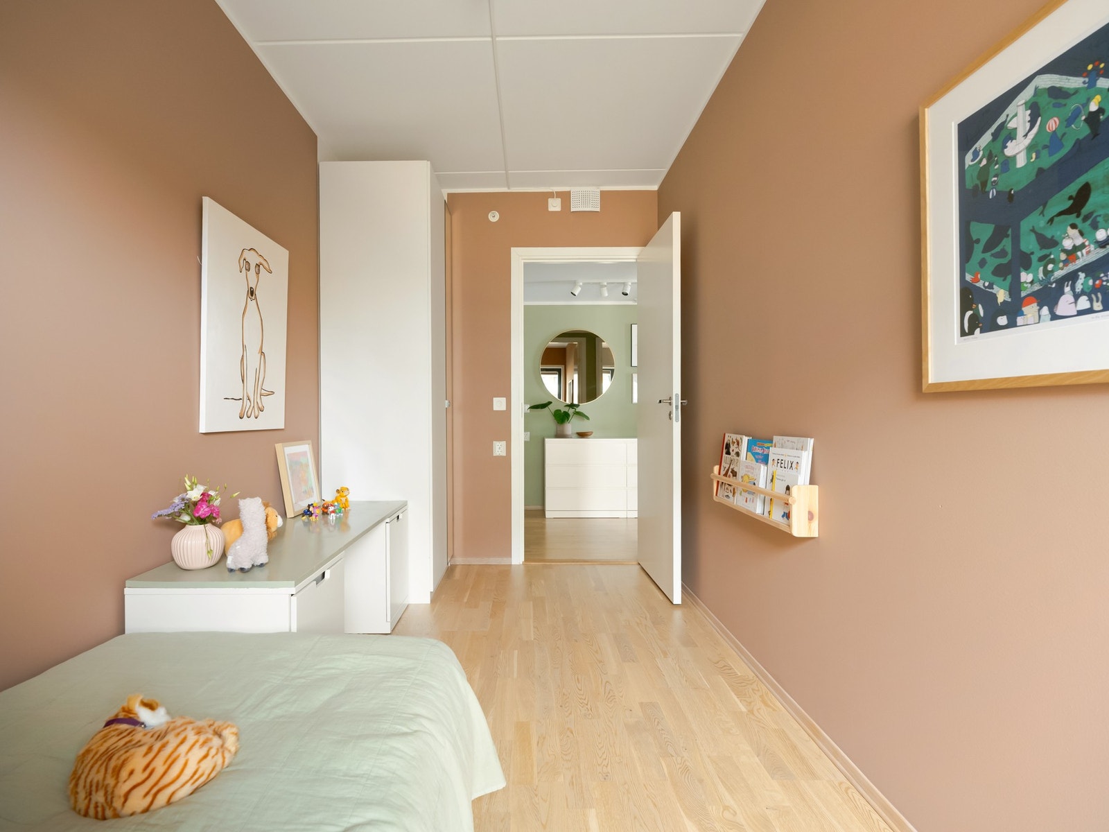 Rommet har god plass til seng, kommode og garderobeskap. Galleribilde