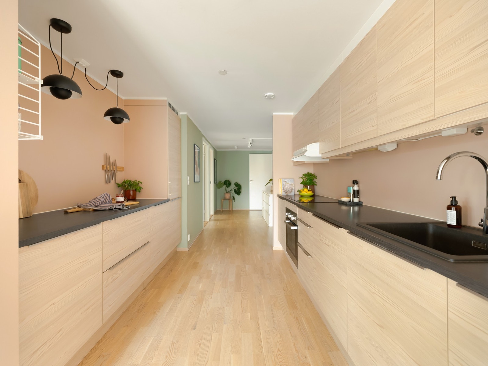 Hvitevarene er forresten integrerte og medfølger salget. Ellers er det svært godt med benkeplass her også. Galleribilde