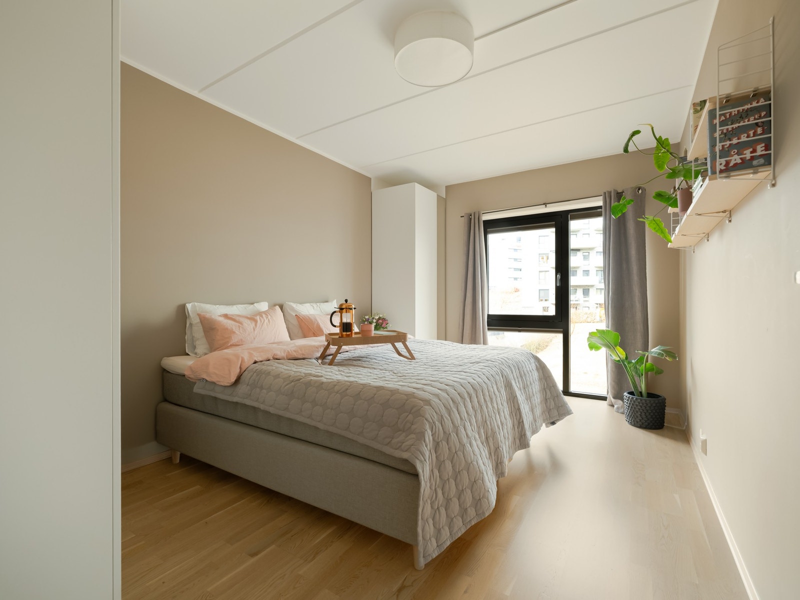 Soverommet er stort og lyst med god plass til dobbeltseng og nattbord. Galleribilde